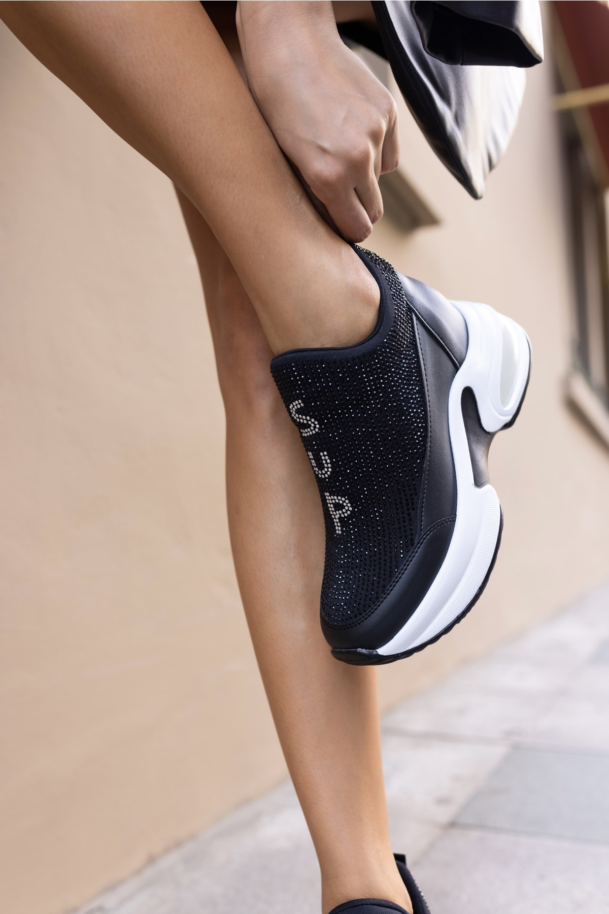 BAMBA KADİN BEJ TAŞLİ GİZLİ DOLGU TOPUKLU SNEAKER