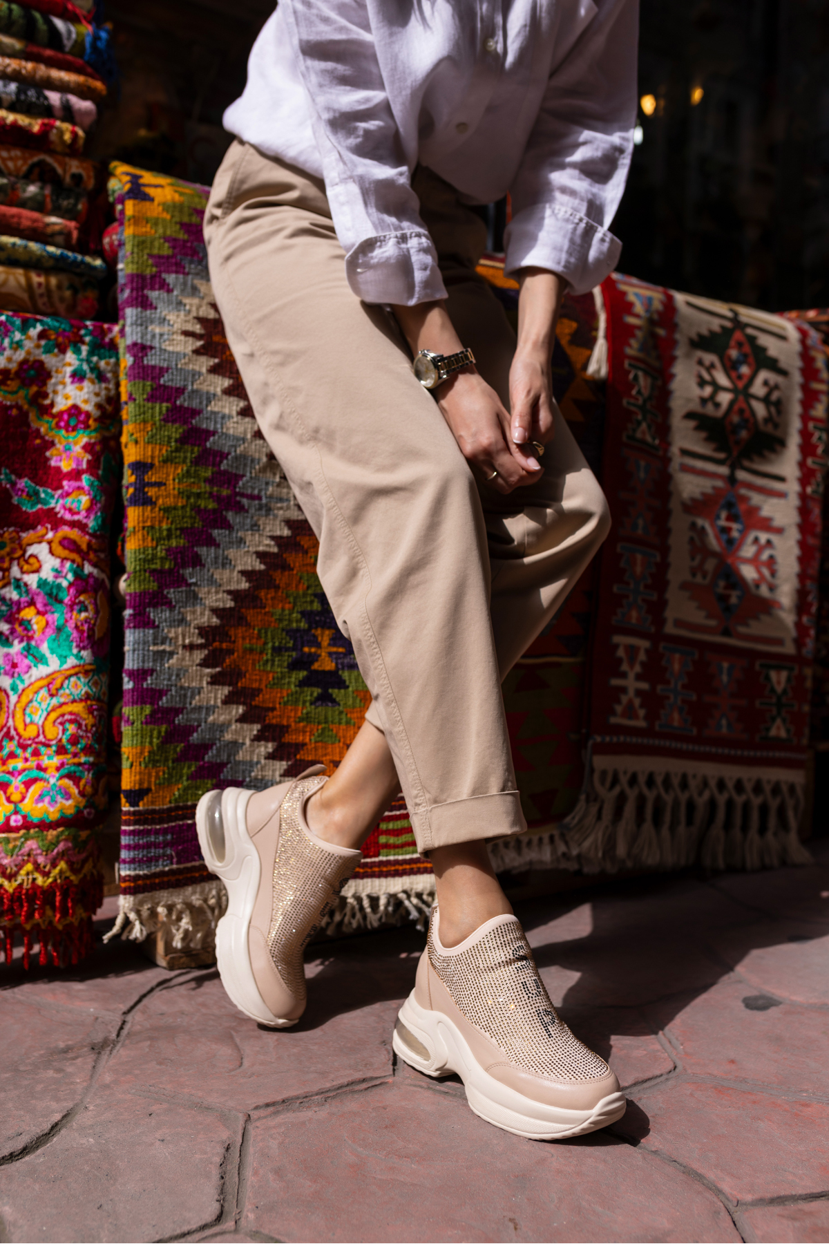 BAMBA KADİN BEJ TAŞLİ GİZLİ DOLGU TOPUKLU SNEAKER