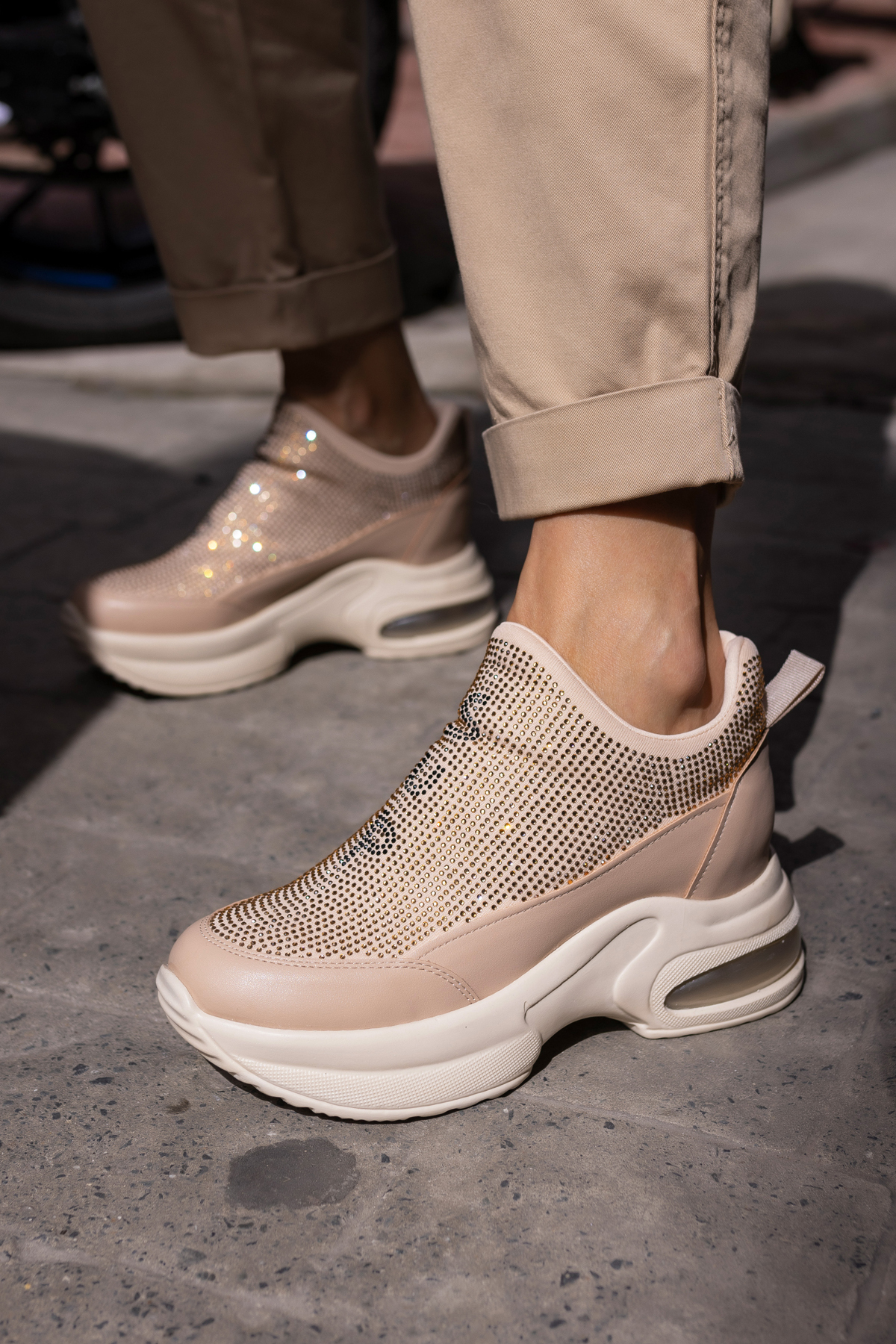 BAMBA KADİN BEJ TAŞLİ GİZLİ DOLGU TOPUKLU SNEAKER