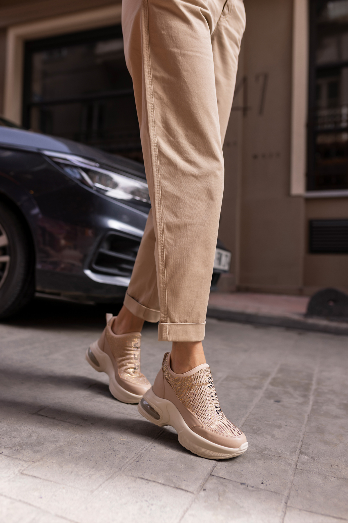 BAMBA KADİN BEJ TAŞLİ GİZLİ DOLGU TOPUKLU SNEAKER