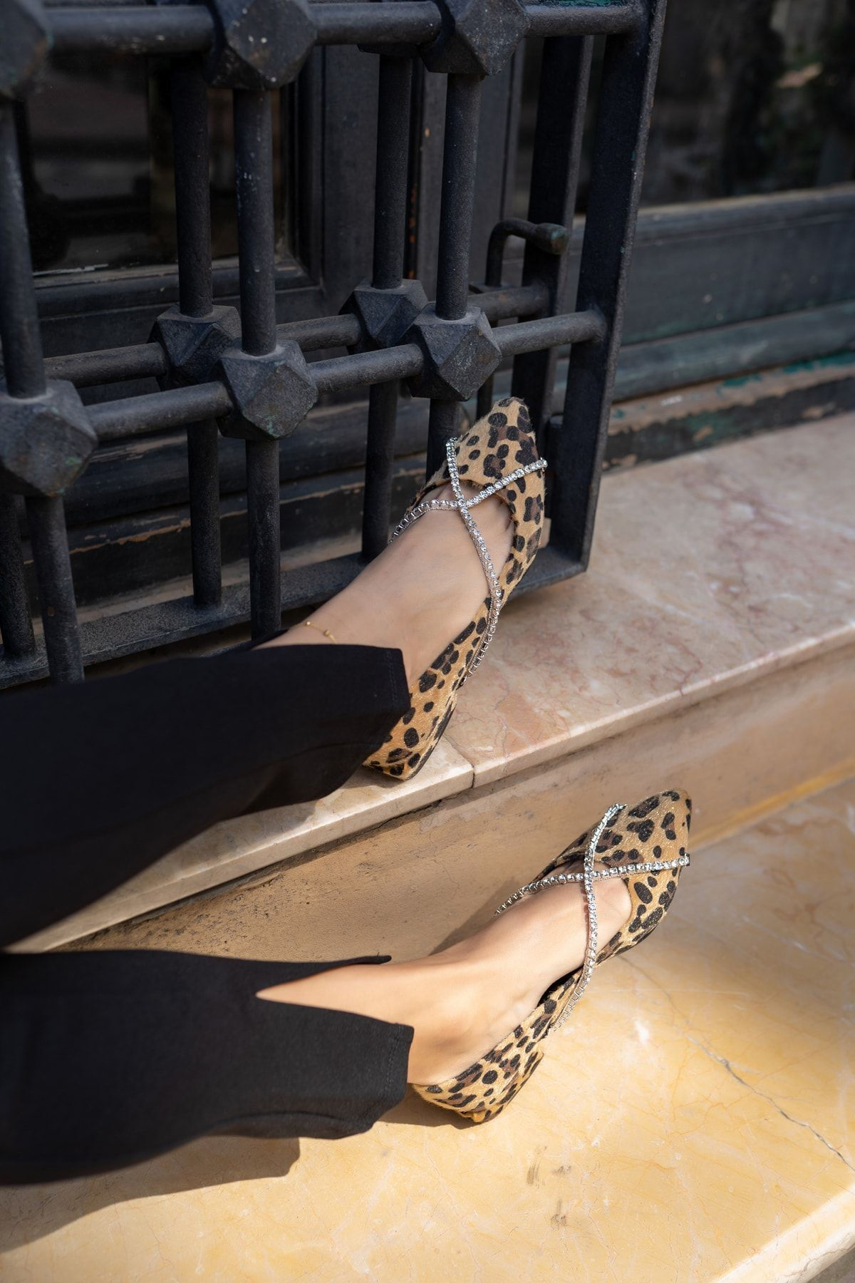 Sara Kadin Leopar Tas Detay Babet