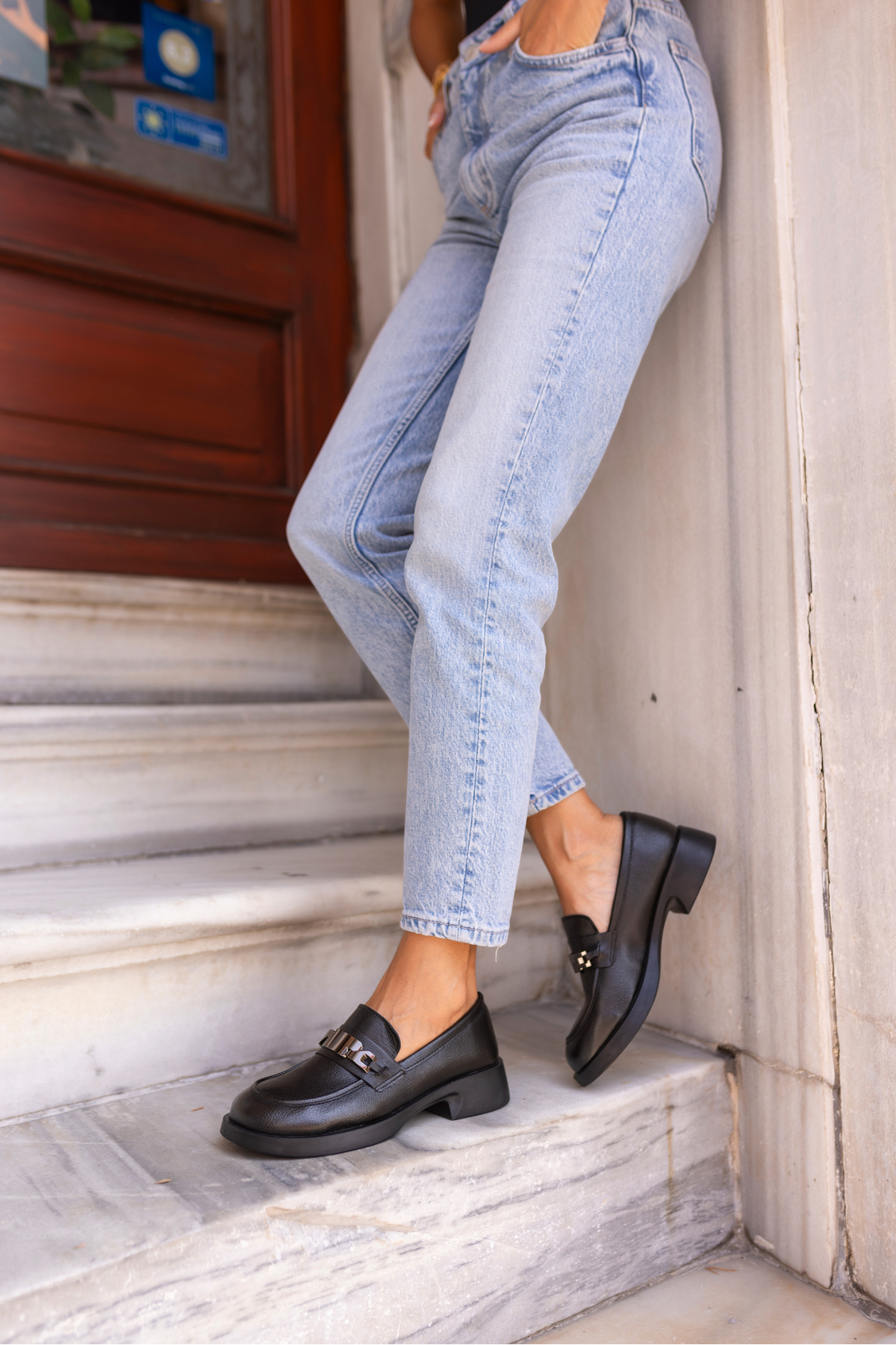 ZUBER KADİN SİYAH CİLT İTHAL TOKA LOAFER AYAKKABİ