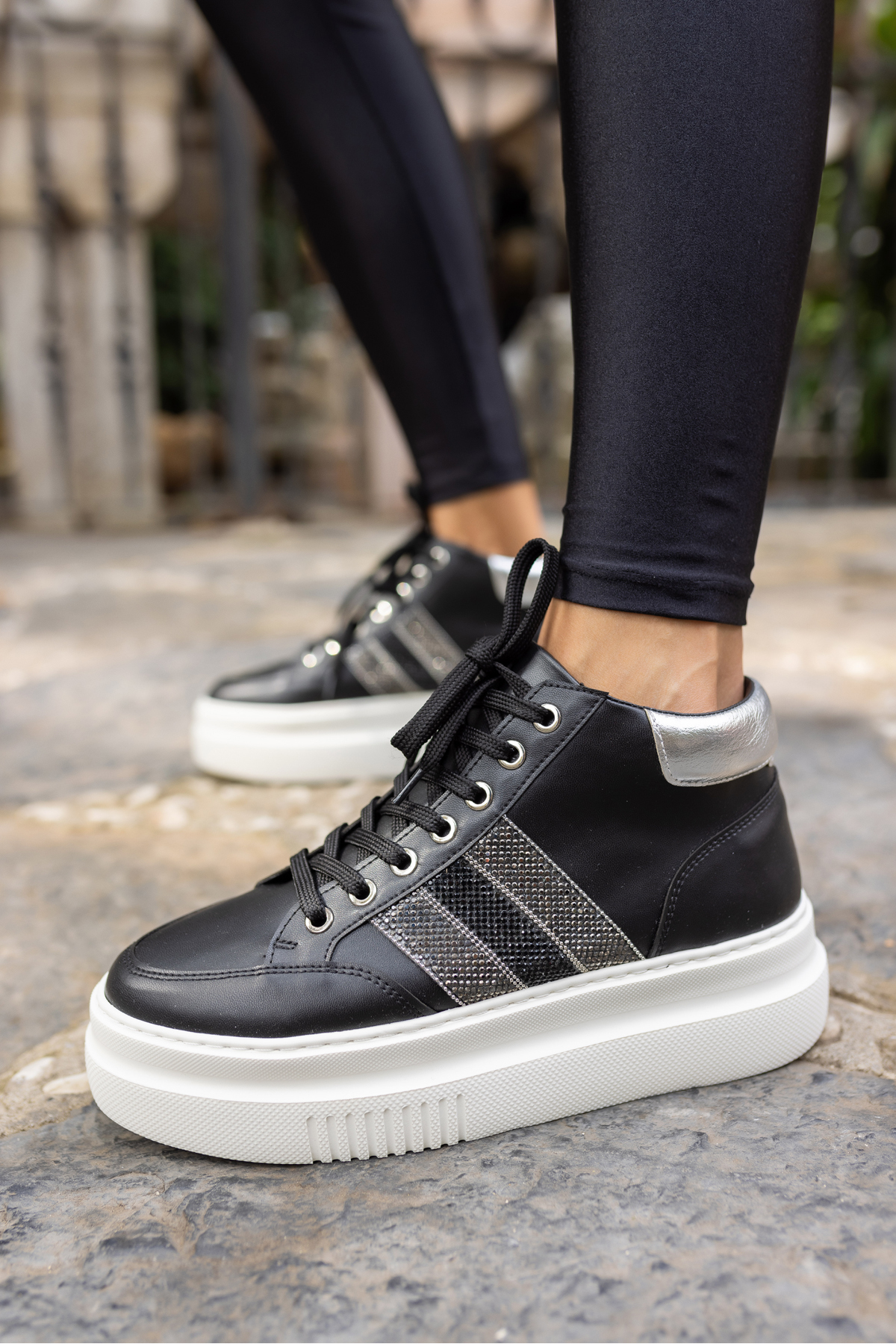 TOBERS KADIN SİYAH TAŞ DETAY SNEAKER