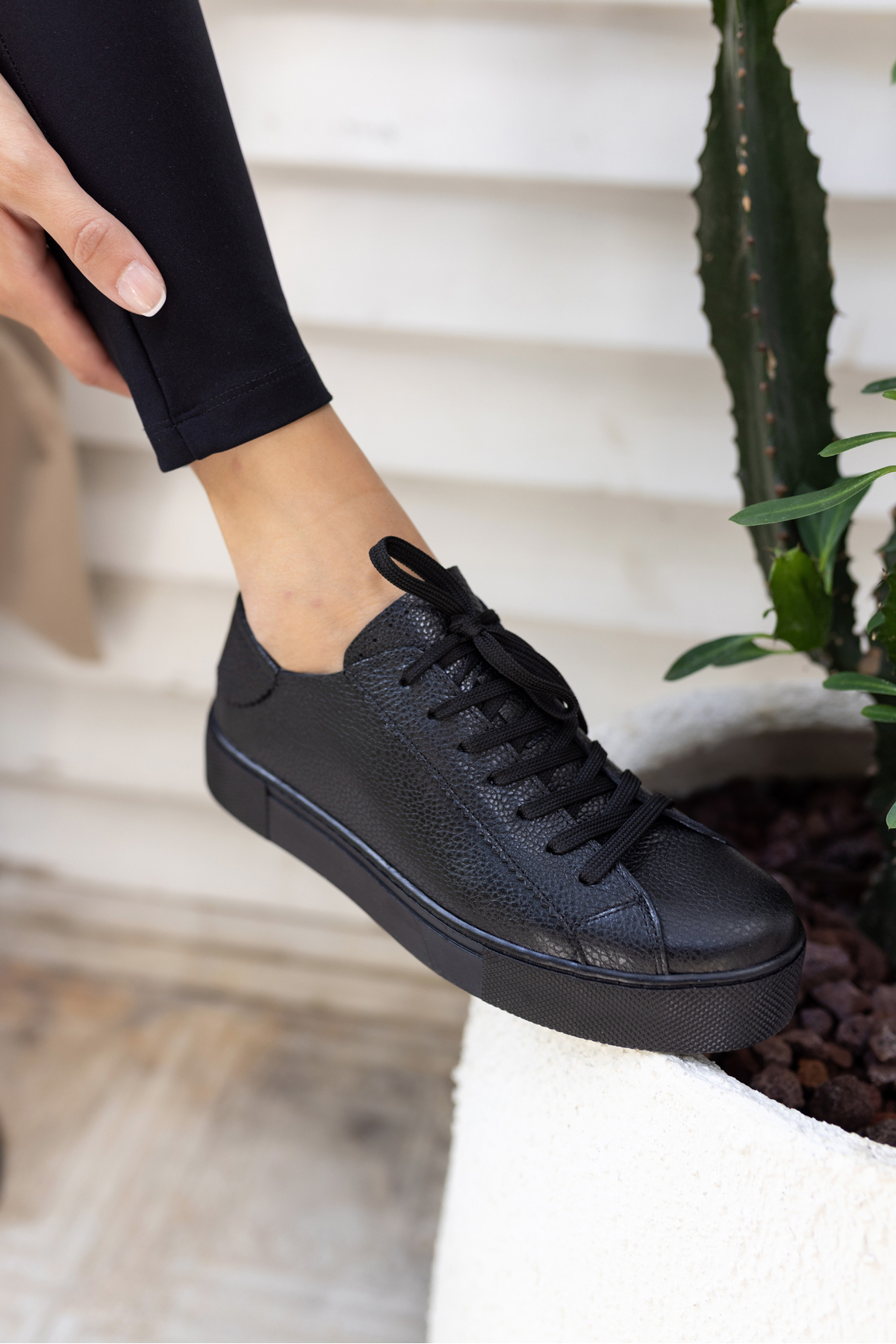 MİNELLİ KADİN BEYAZ GERCEK DERİ BAGCIKLI SNEAKER