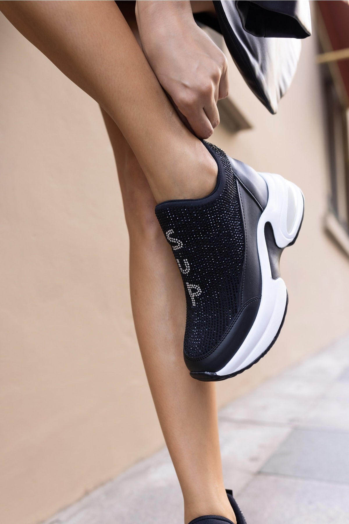Bamba Kadın Siyah Beyaz Taban Siyah Taş Dolgu Sneaker