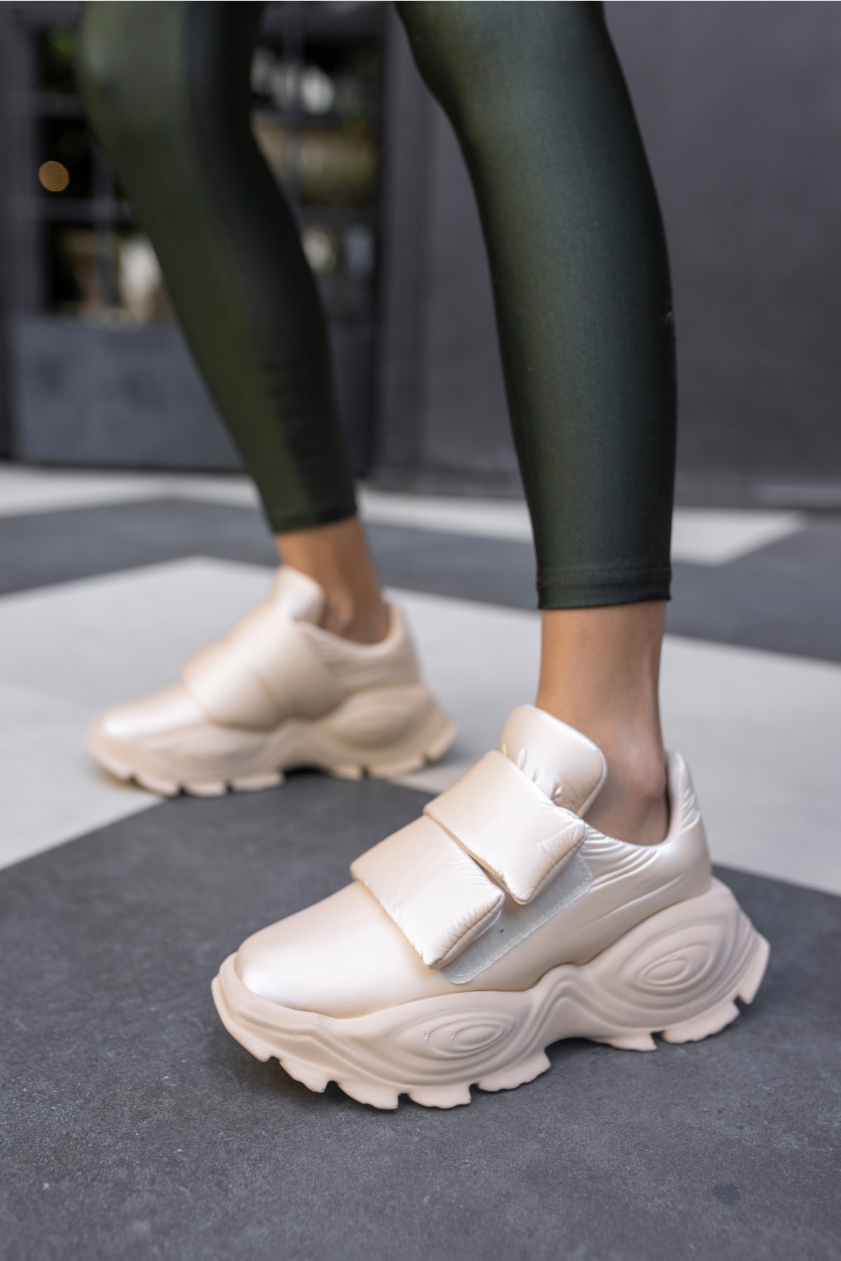 Populare Kadın. Bej Parasut Kumaş Sneaker