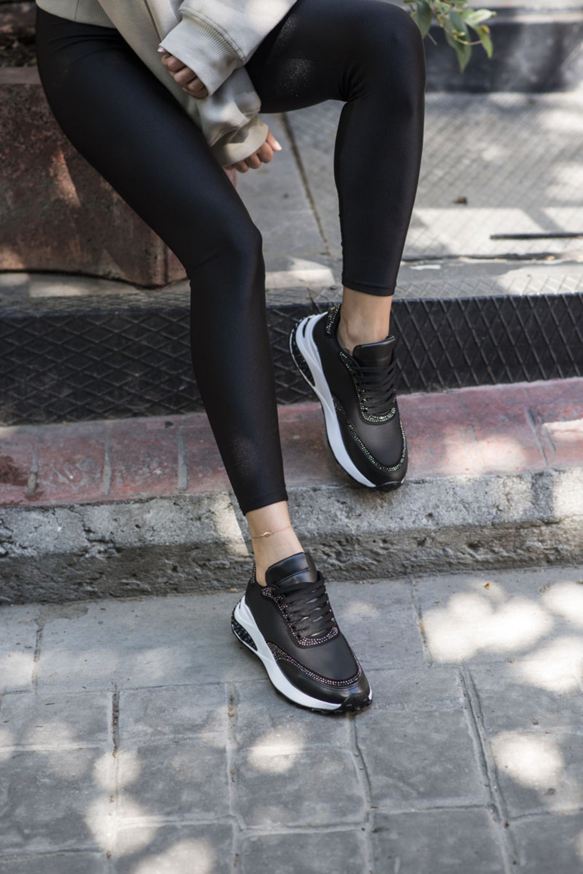 User Kadin Siyah Taş Detay Sneaker