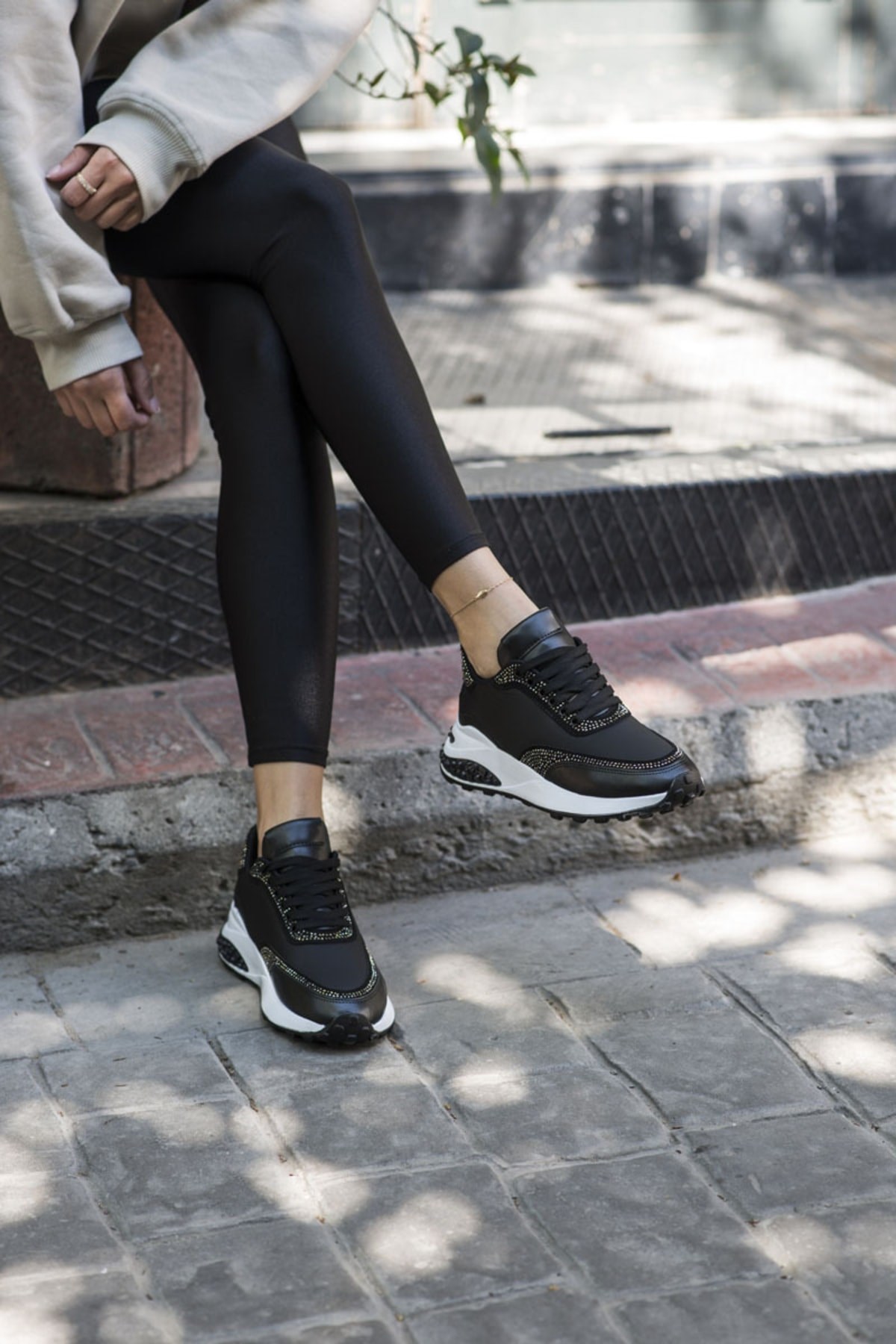 User Kadin Siyah Taş Detay Sneaker