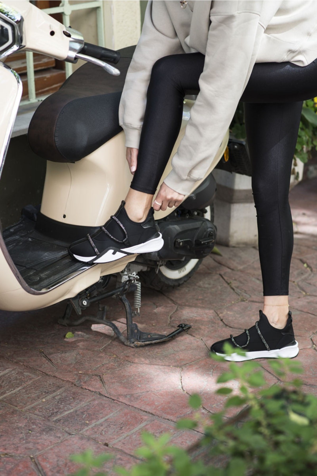 Elen Kadın Siyah Scuba Kumaş Taş Detay Sneaker