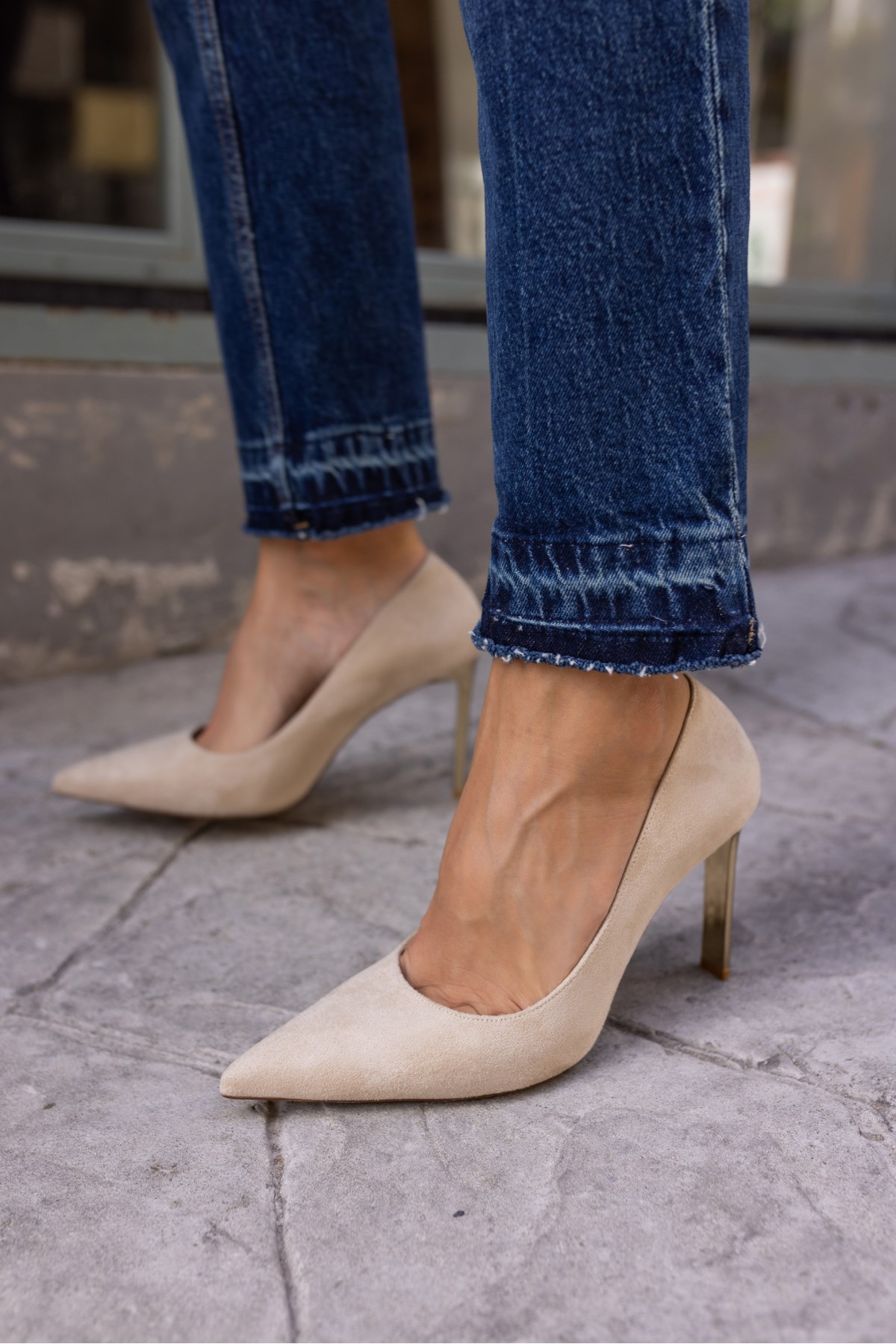 MOLİ KADIN BEJ SUET GALVANIZ OKÇELİ TOPUKLU STILETTO