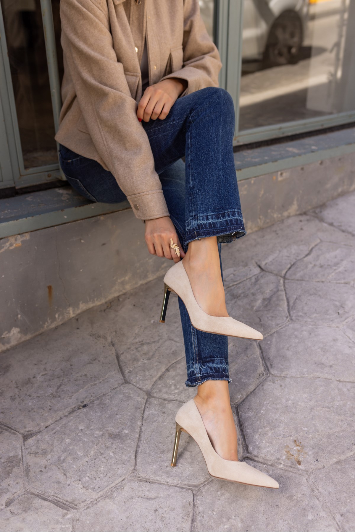 MOLİ KADIN BEJ SUET GALVANIZ OKÇELİ TOPUKLU STILETTO