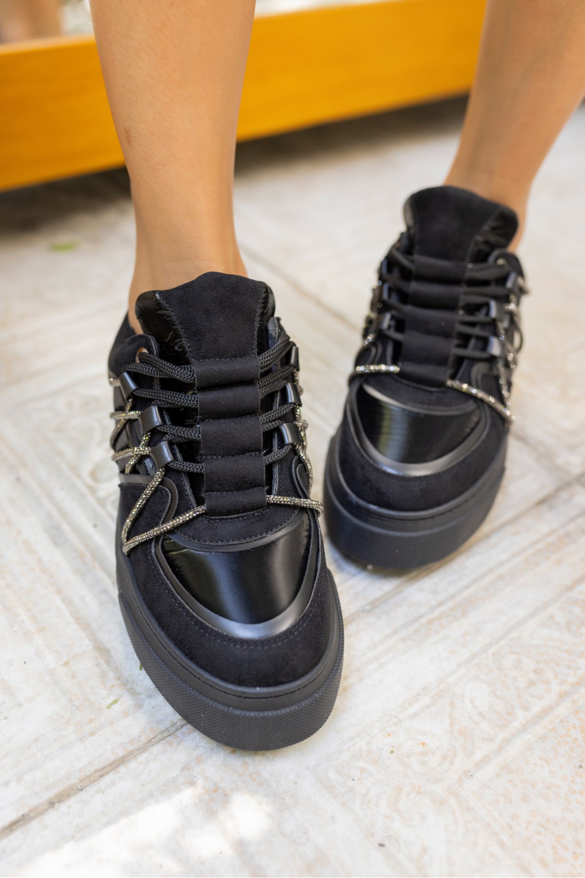 AMORE KADIN SİYAH BAGCIKLI TAŞ DETAY SNEAKER