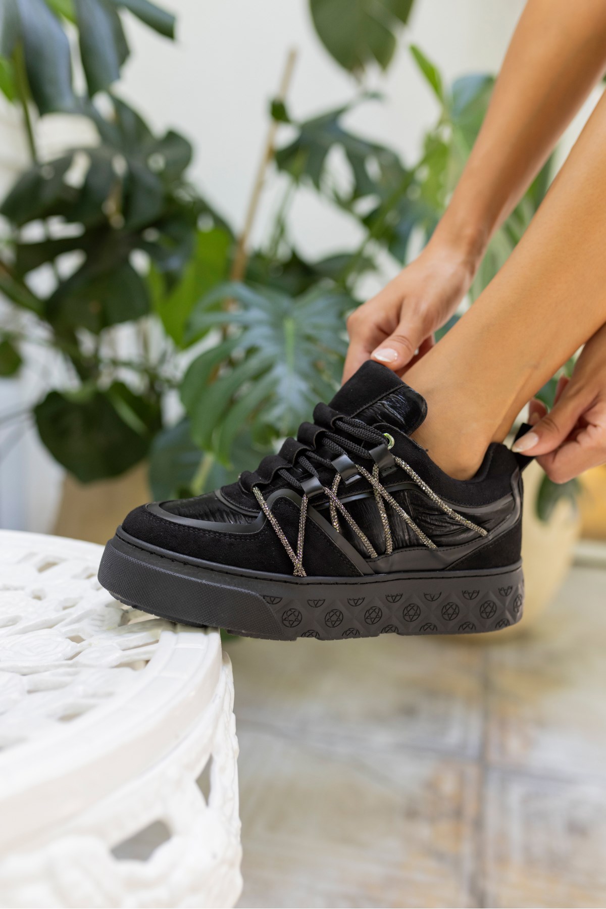 AMORE KADIN SİYAH BAGCIKLI TAŞ DETAY SNEAKER