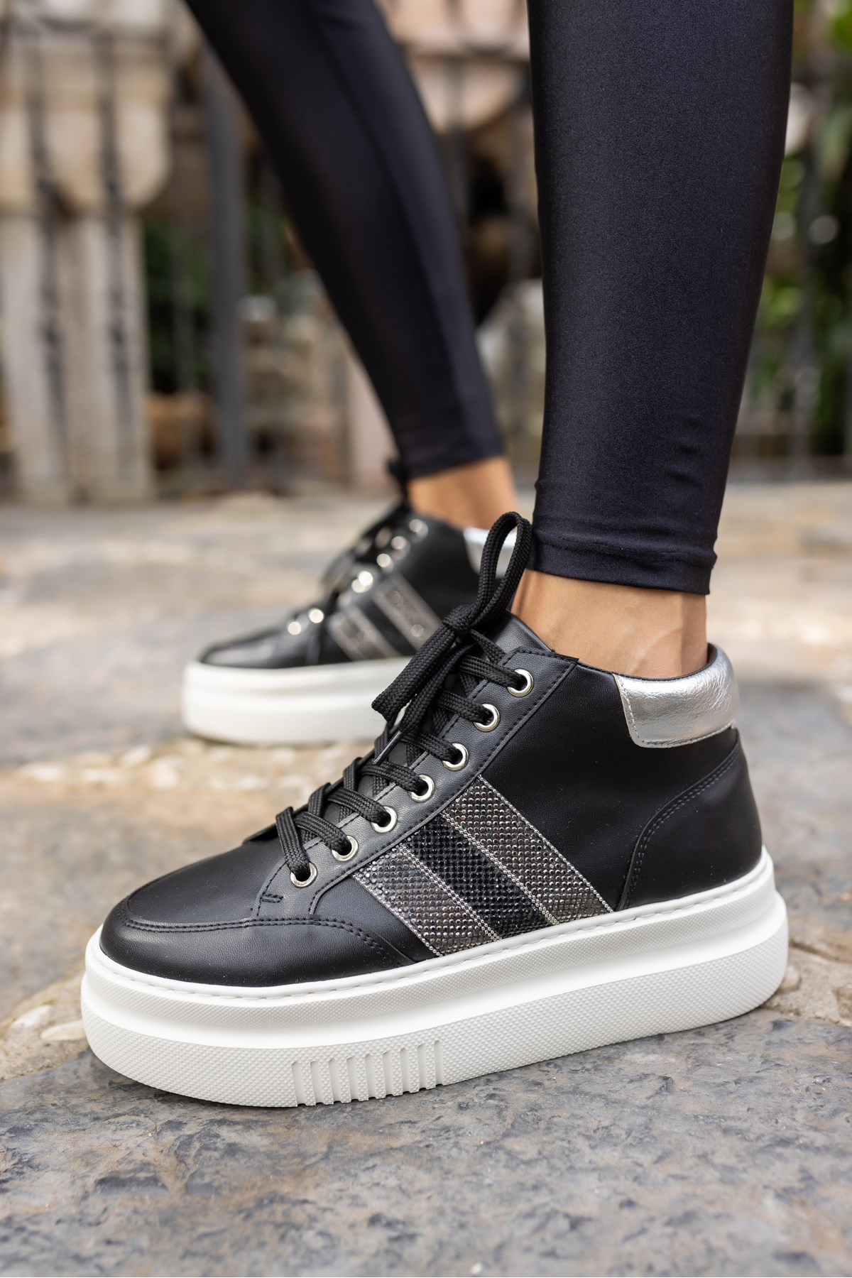 TOBERS KADIN SİYAH TAŞ DETAY SNEAKER