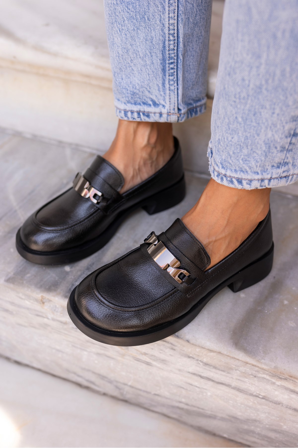 ZUBER KADİN SİYAH CİLT İTHAL TOKA LOAFER AYAKKABİ
