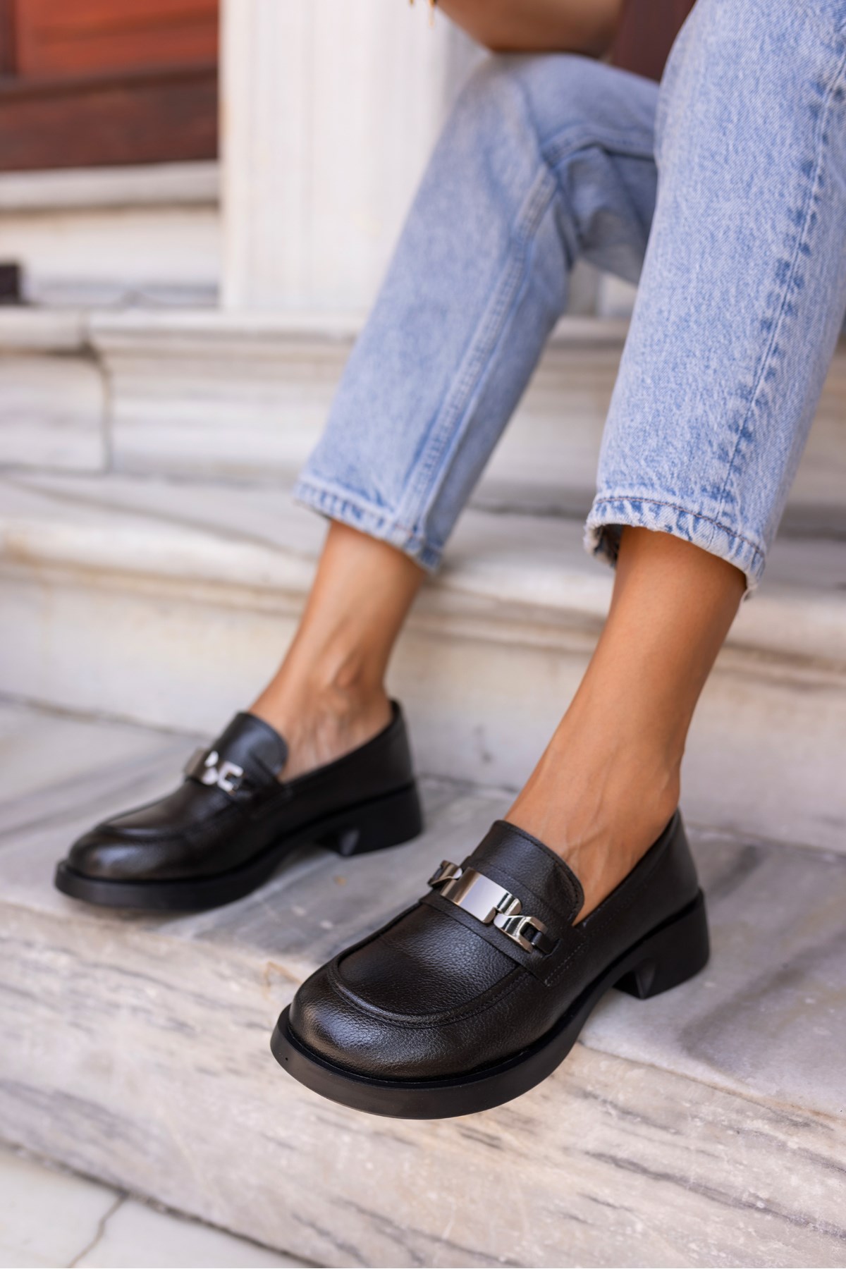 ZUBER KADİN SİYAH CİLT İTHAL TOKA LOAFER AYAKKABİ