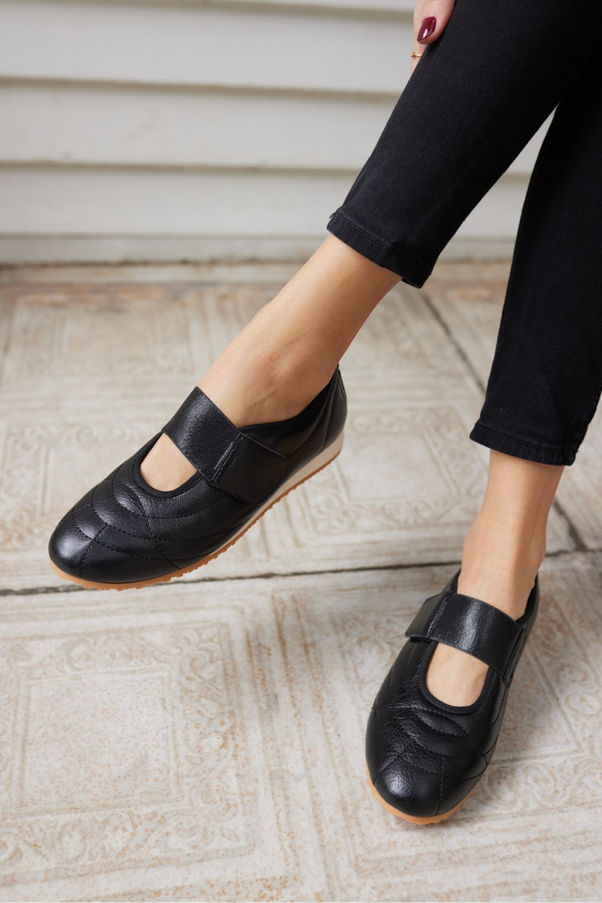 BARTU KADIN SİYAH BANTLİ DIKISLI AYAKKABİ