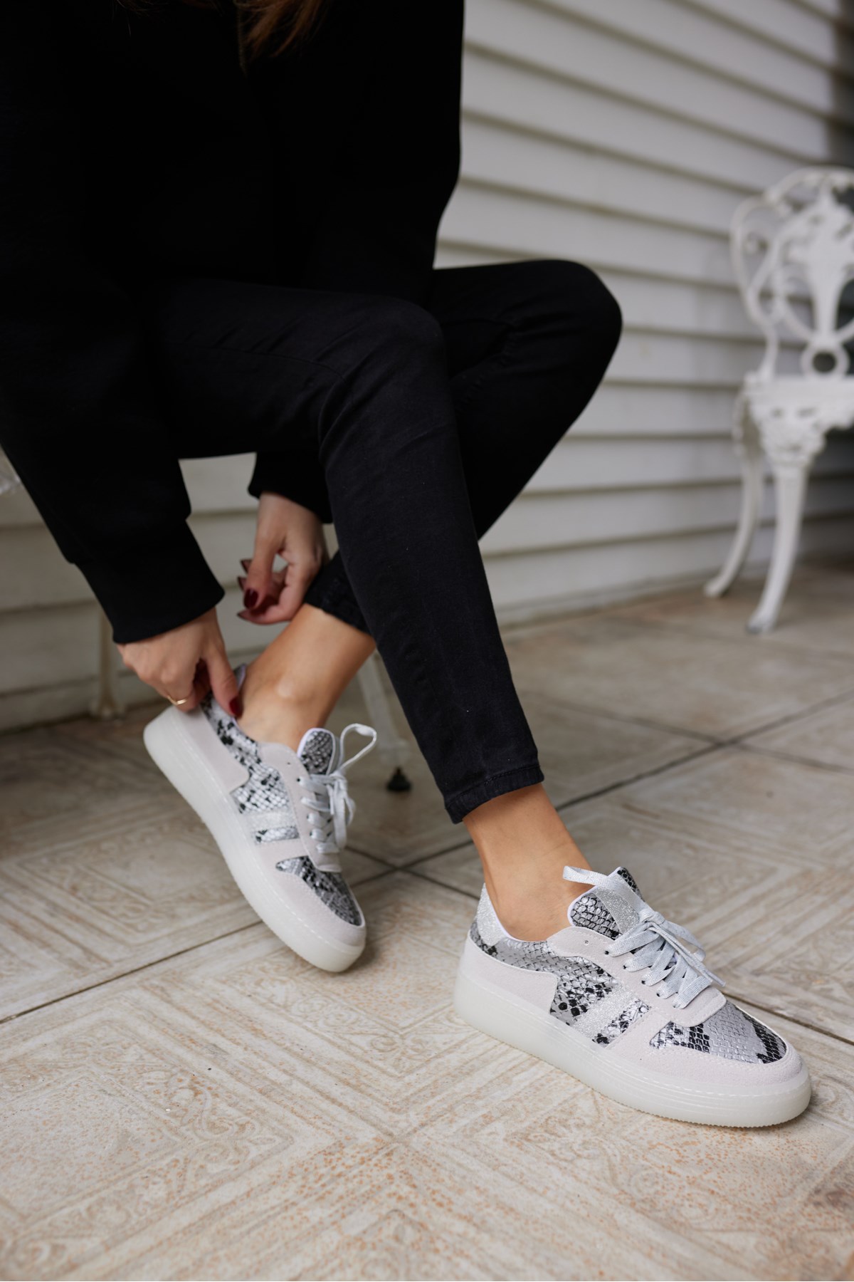 POLLO KADIN GUMUS YILAN MALZEME GARNILI BAGCIKLI SNEAKER