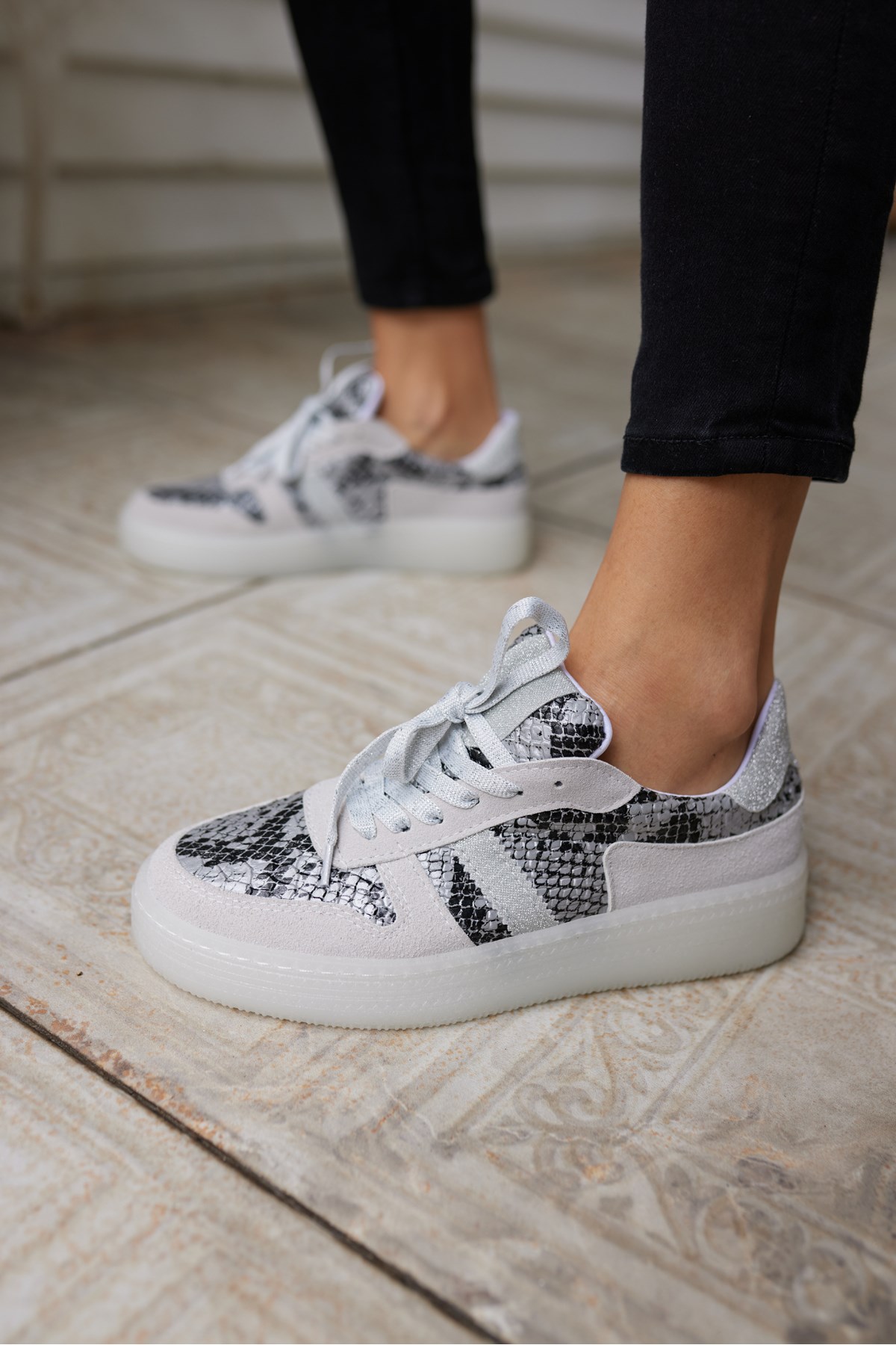POLLO KADIN GUMUS YILAN MALZEME GARNILI BAGCIKLI SNEAKER