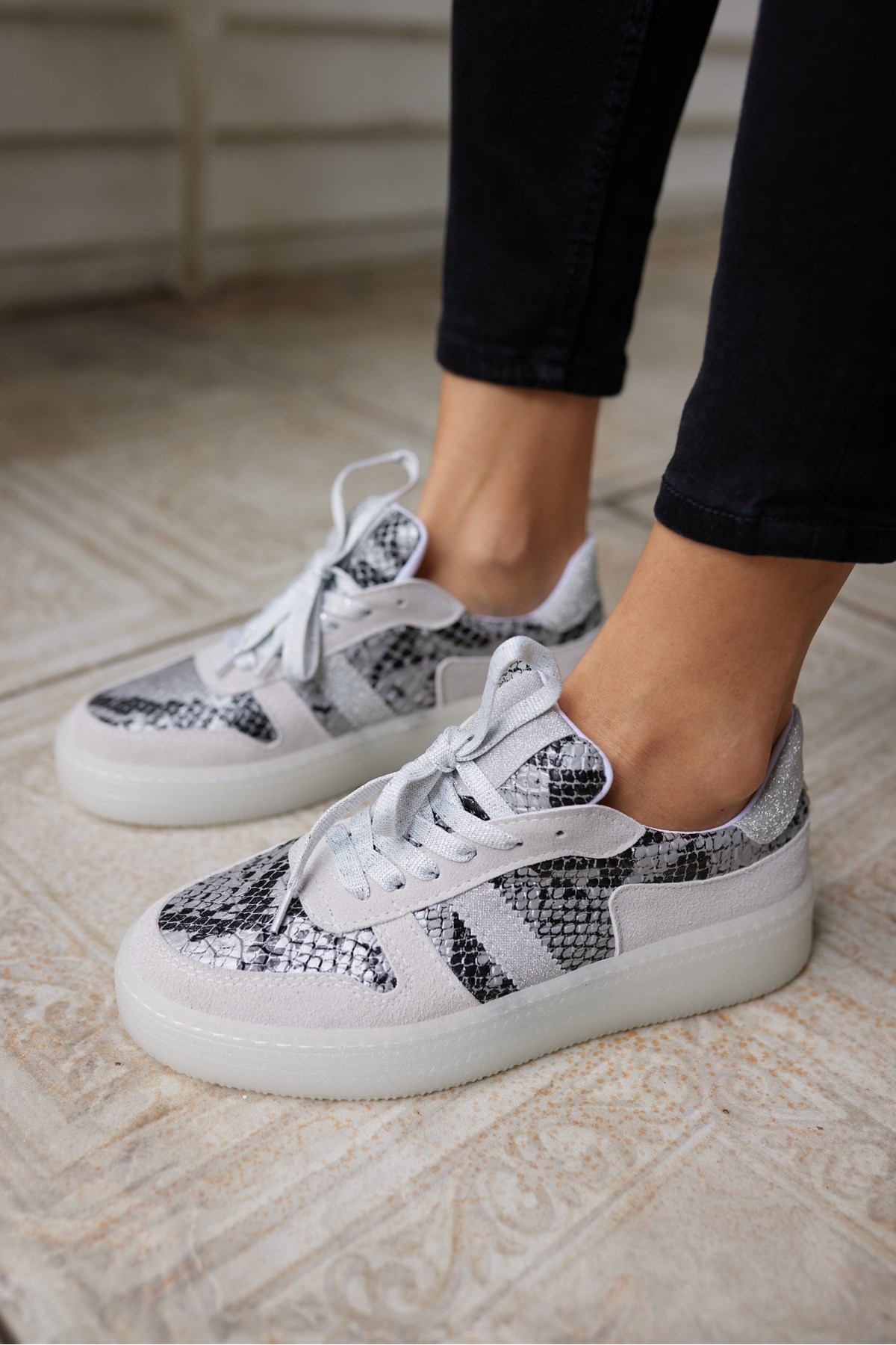 POLLO KADIN GUMUS YILAN MALZEME GARNILI BAGCIKLI SNEAKER
