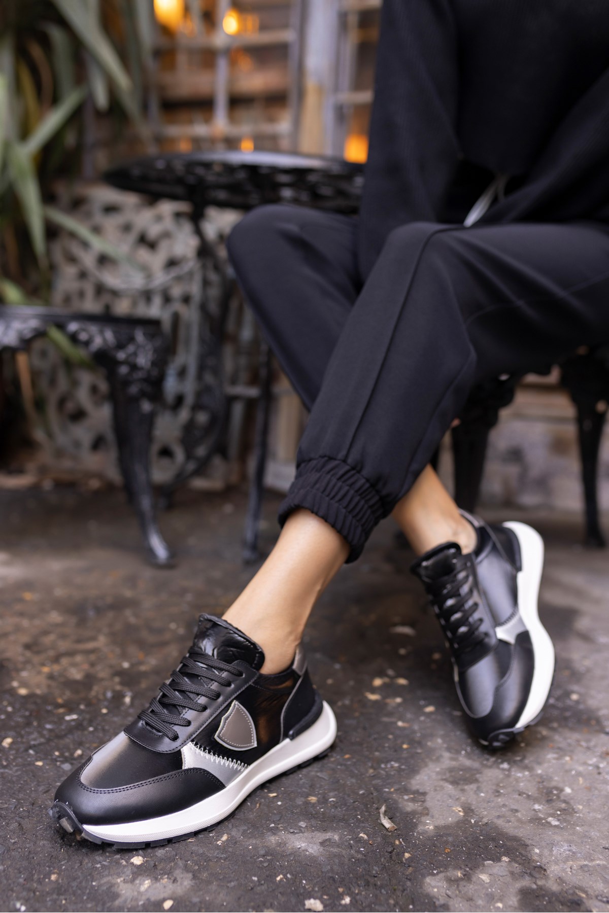 MUÇİ KADIN SİYAH PARASUT KUMAŞ GARNİLİ SNEAKER
