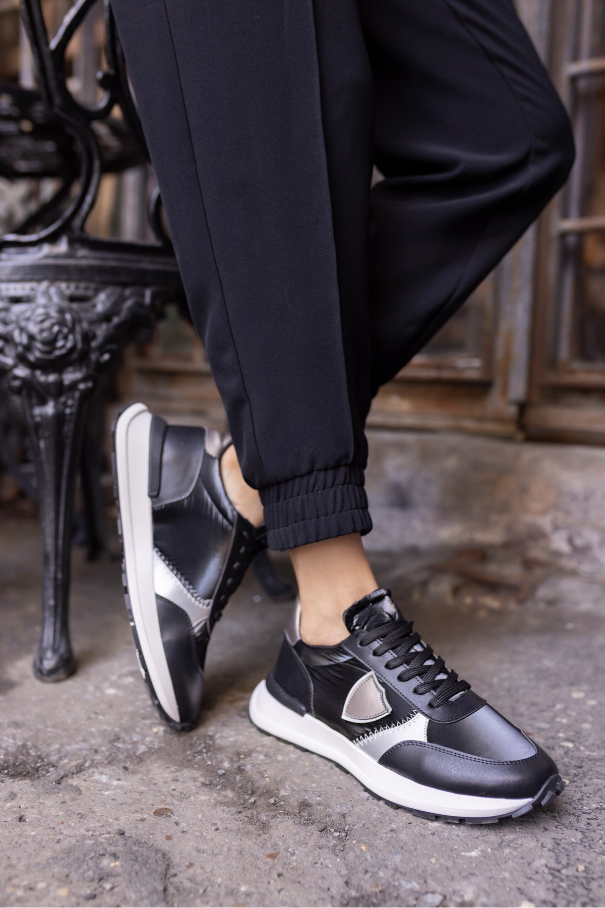 MUÇİ KADIN SİYAH PARASUT KUMAŞ GARNİLİ SNEAKER