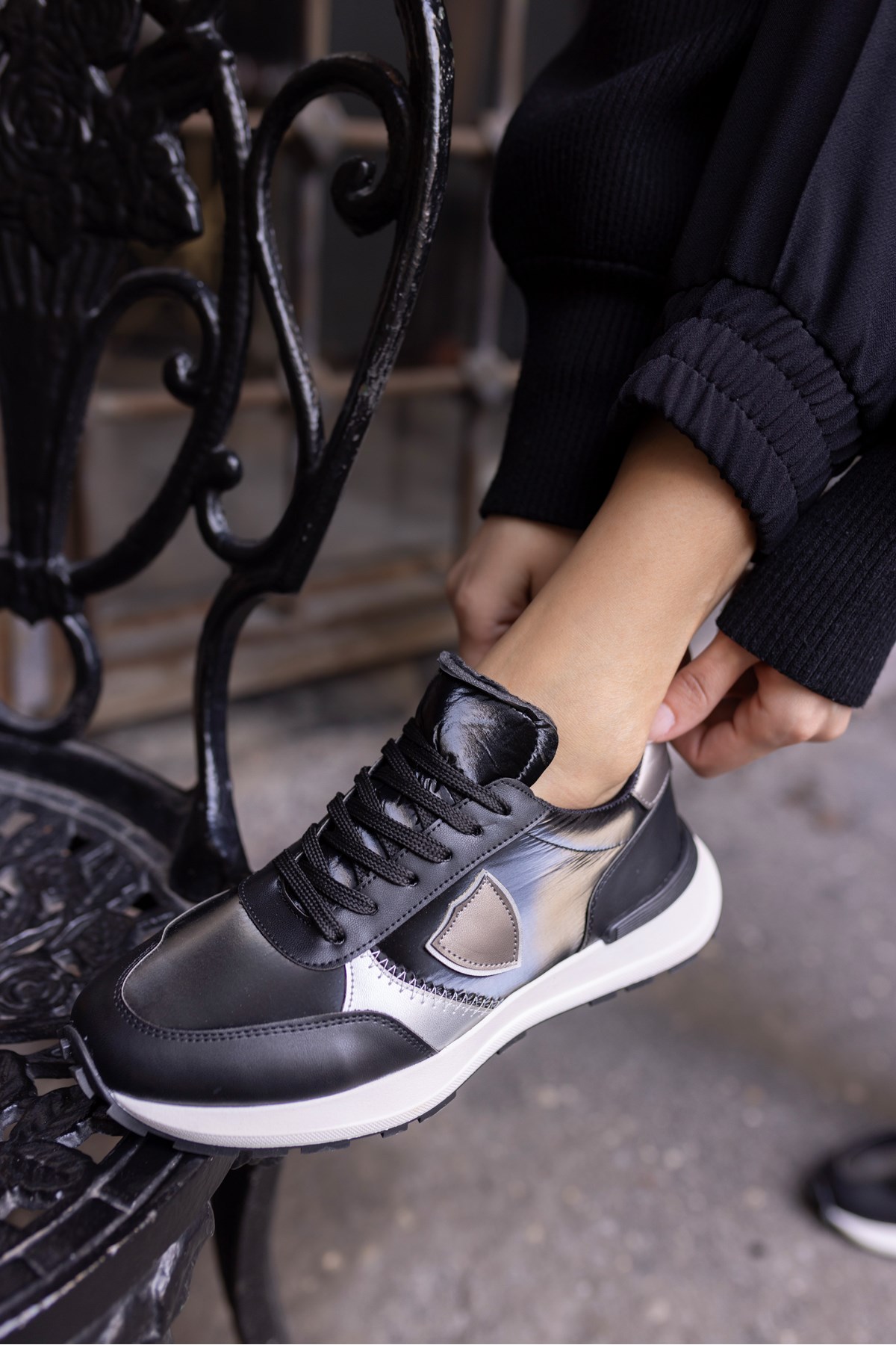 MUÇİ KADIN SİYAH PARASUT KUMAŞ GARNİLİ SNEAKER