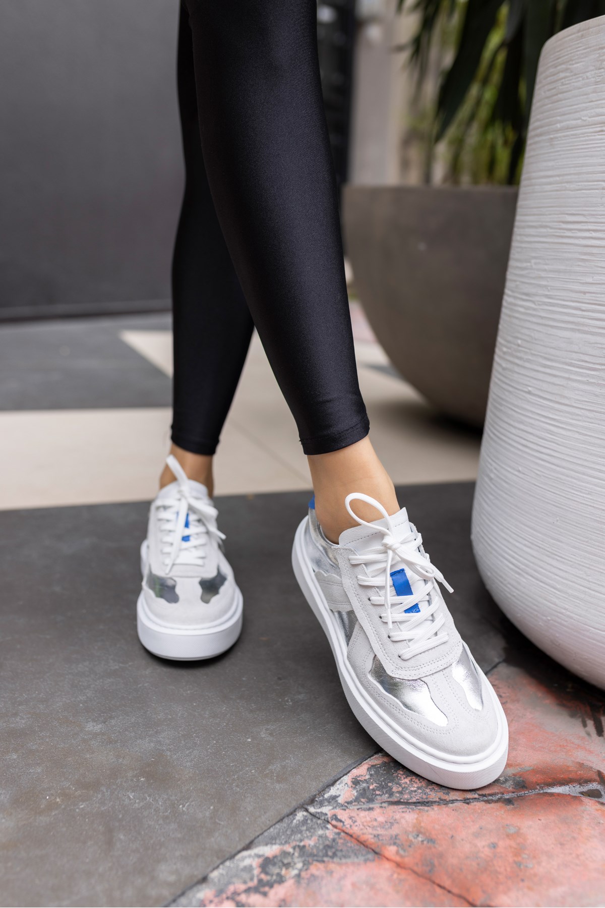 BLOOM KADIN BEYAZ GERCEK SUET GUMUS GARNİ DERİ EVA TABANLİ SNEAKER