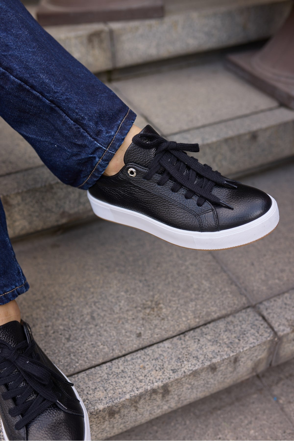 ZALVİRO KADİN SİYAH GERCEK DERİ BAGCIKLI SNEAKER