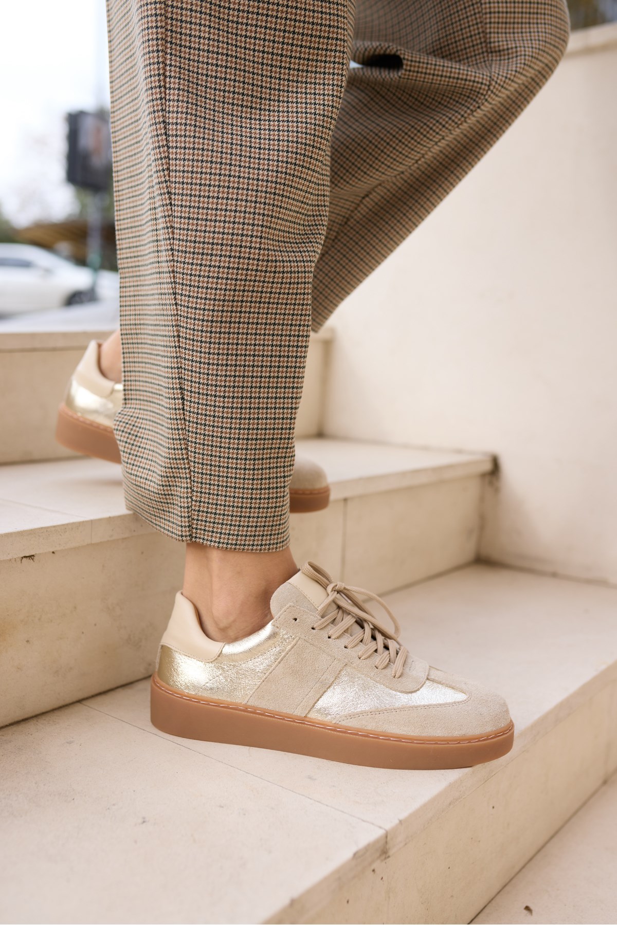 FİORİN KADİN BEJ DERİ SUET ALTIN DORE GARNILI SNEAKER