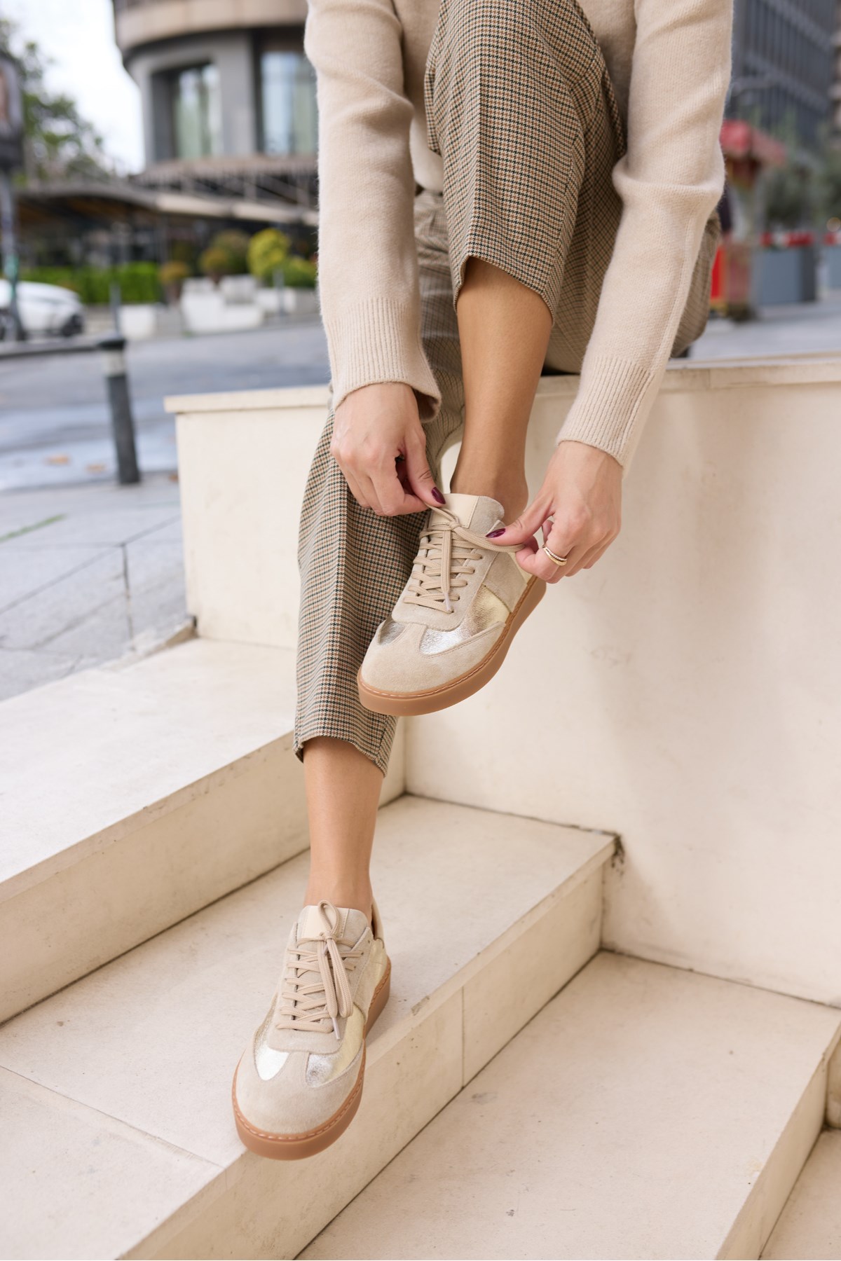 FİORİN KADİN BEJ DERİ SUET ALTIN DORE GARNILI SNEAKER