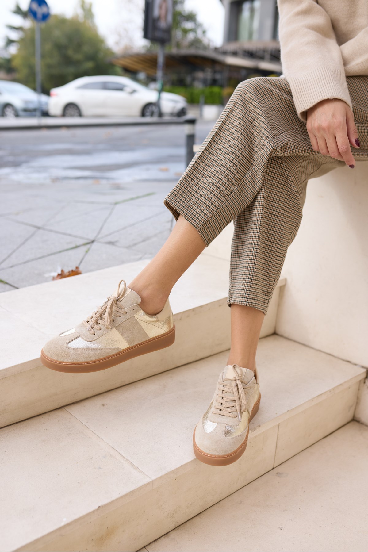 FİORİN KADİN BEJ DERİ SUET ALTIN DORE GARNILI SNEAKER
