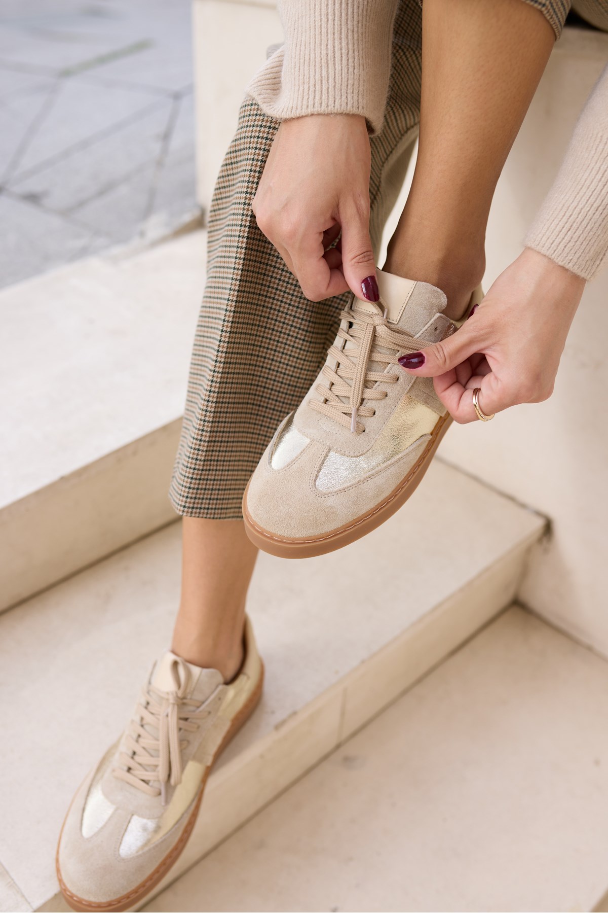 FİORİN KADİN BEJ DERİ SUET ALTIN DORE GARNILI SNEAKER