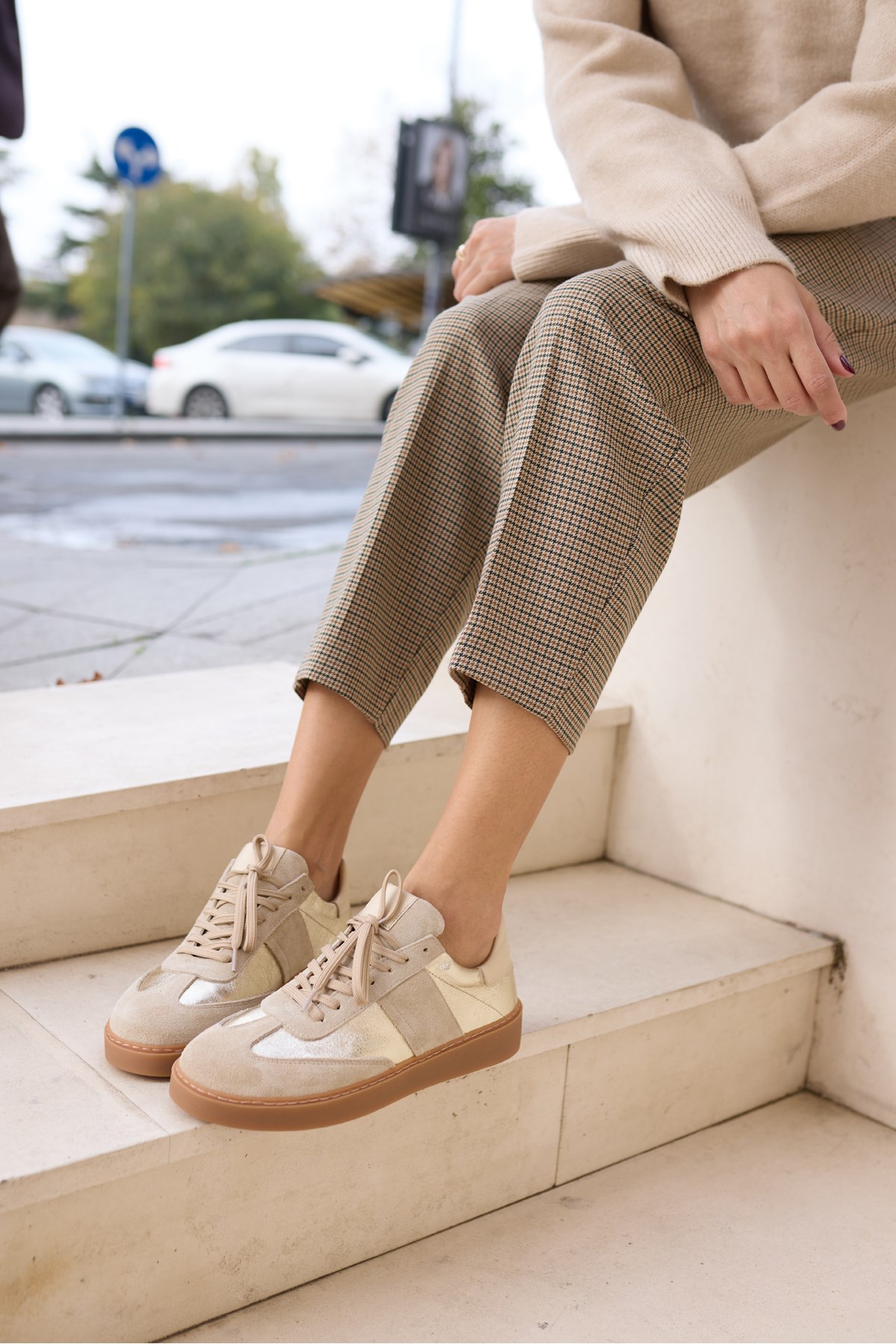 FİORİN KADİN BEJ DERİ SUET ALTIN DORE GARNILI SNEAKER