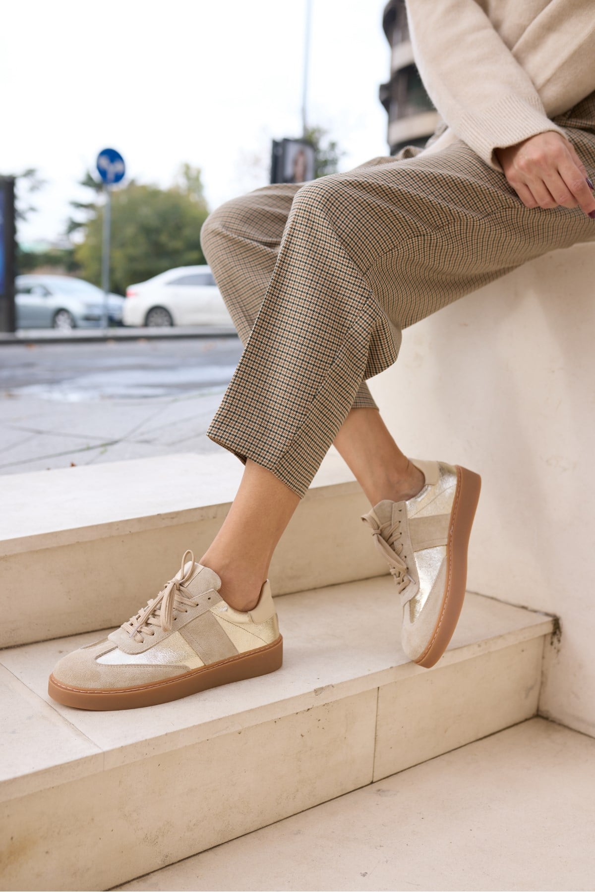 FİORİN KADİN BEJ DERİ SUET ALTIN DORE GARNILI SNEAKER