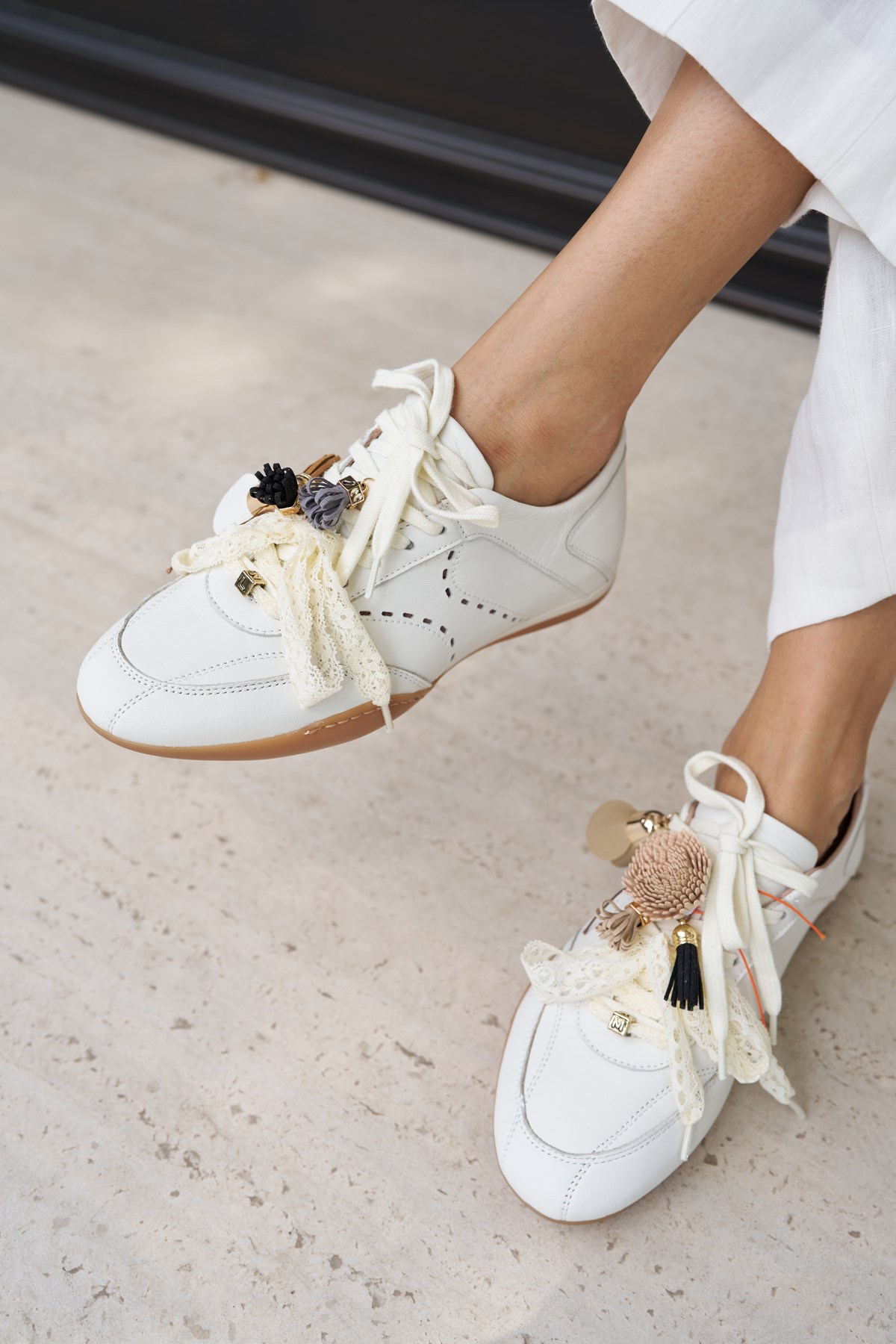 MELINE KADIN BEYAZ GERCEK DERI CHARM DANTEL DETAYLI ITALYAN SNEAKER