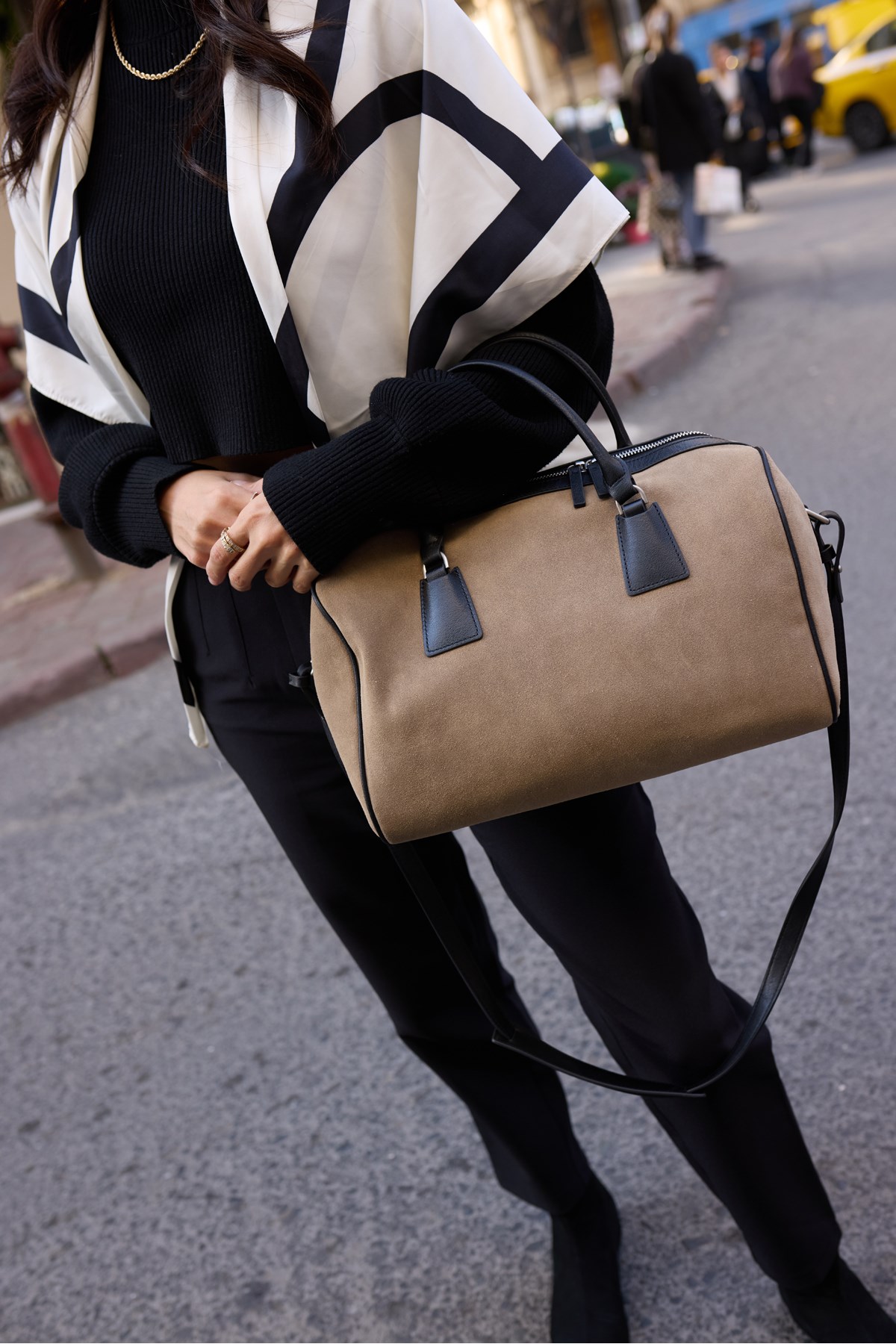 VİSTOLA KADIN BEJ SİYAH GERCEK DERİ SUET GARNILI SPEDDY OMUZ ÇANTA