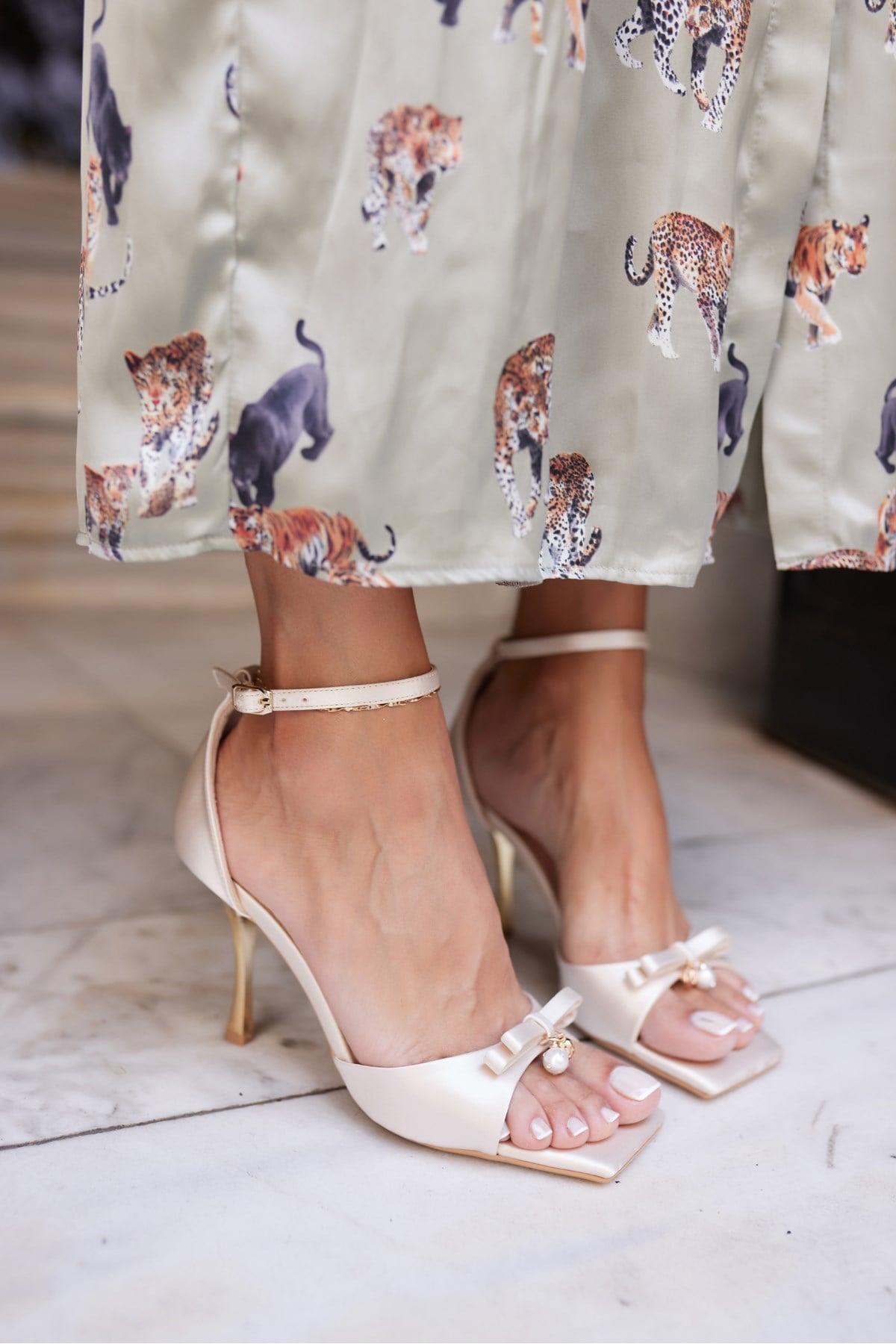 ZLATKO KADIN BEJ SATEN TOPUKLU ABİYE SANDALET