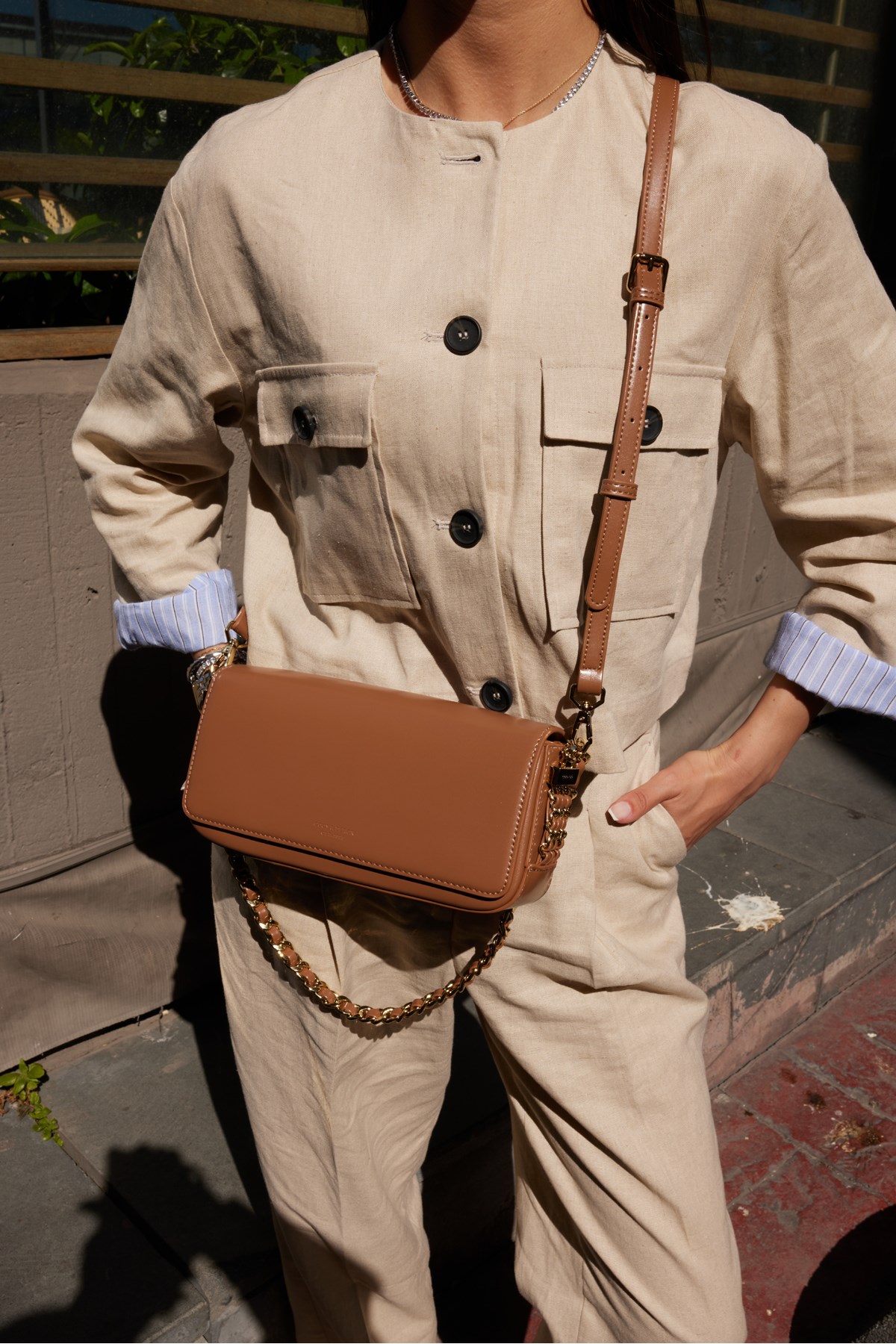 PİSA KADİN NUDE ZINCIR DETAYLİ İTHAL OMUZ ÇANTASİ