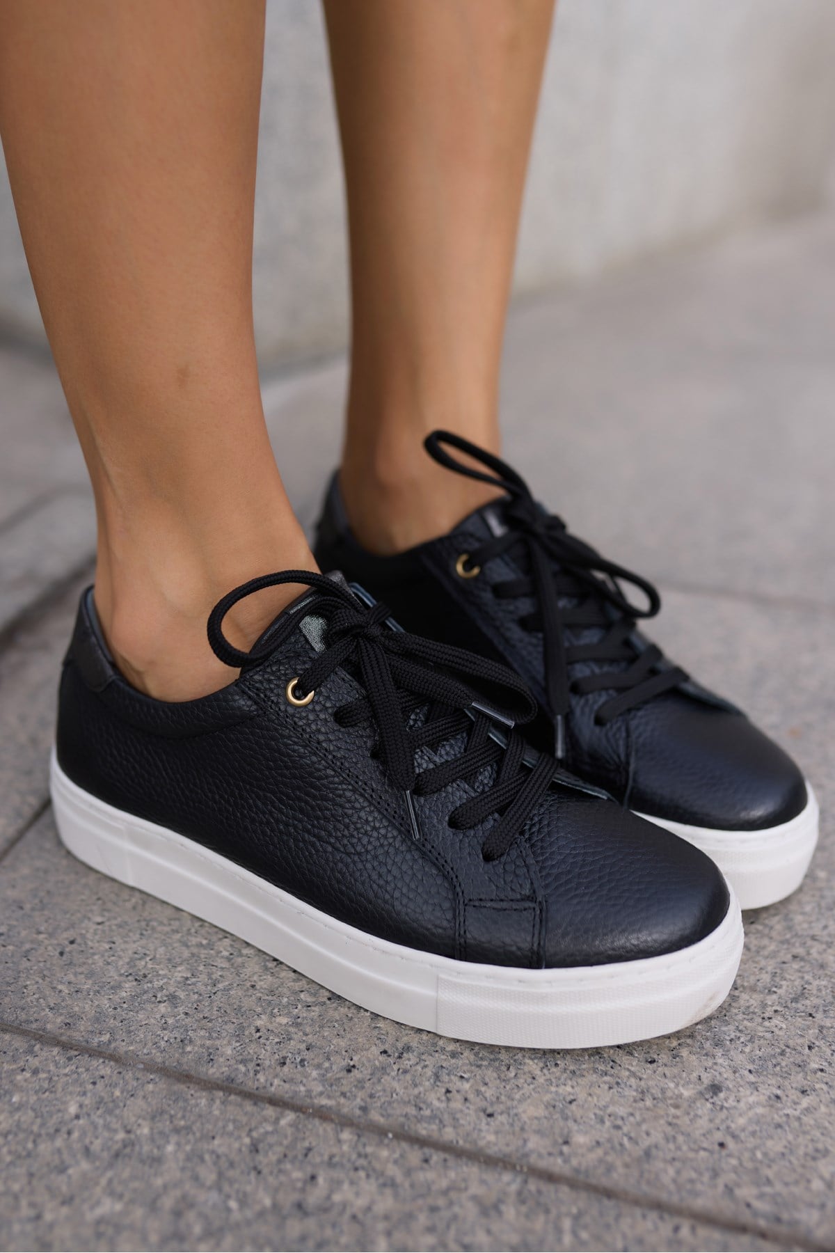 ESCAPE KADIN SİYAH GERCEK DERİ BAGCIKLI SNEAKER