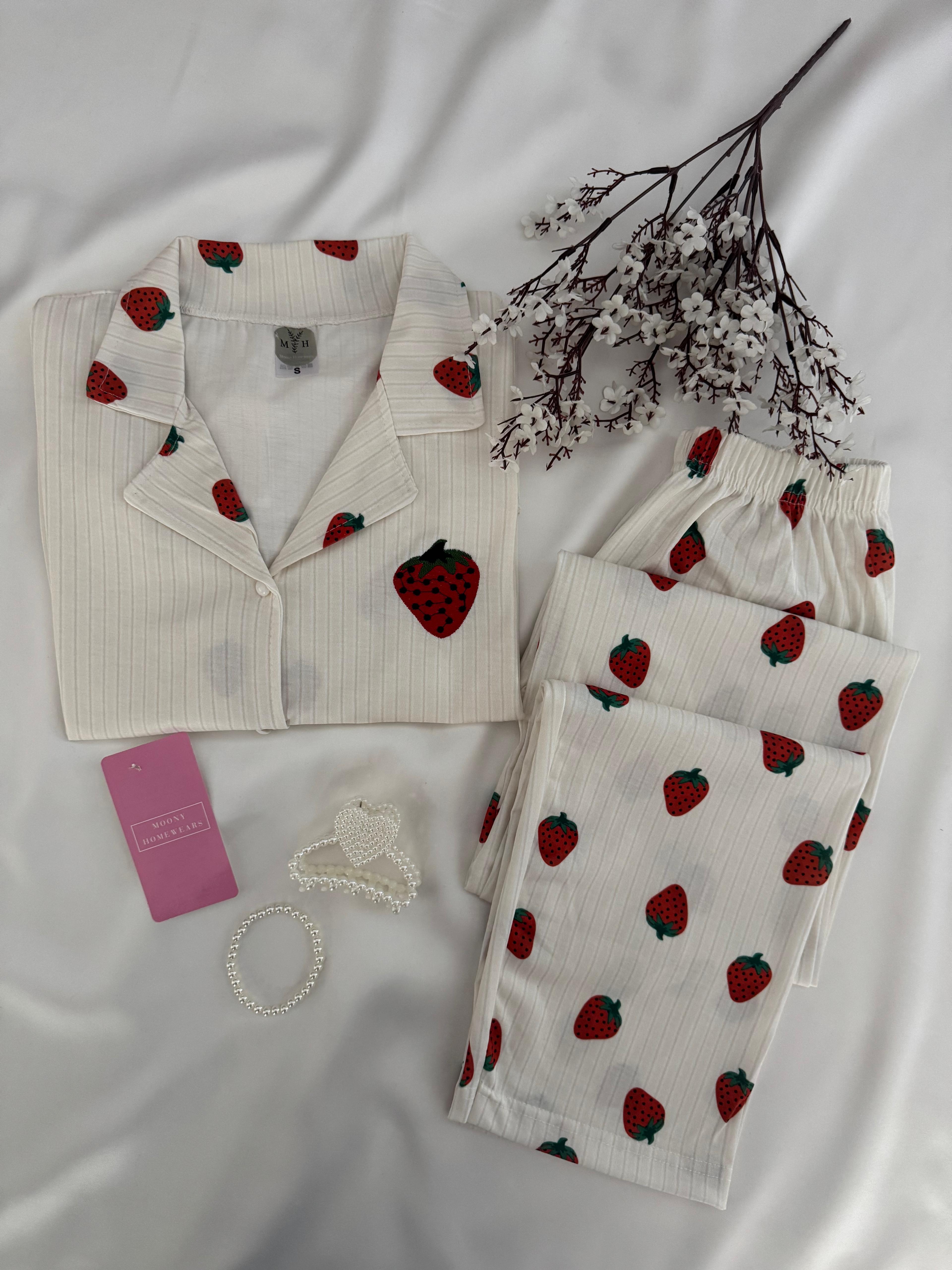 .Çilek Detaylı Yumuşacık Pijama Takımı