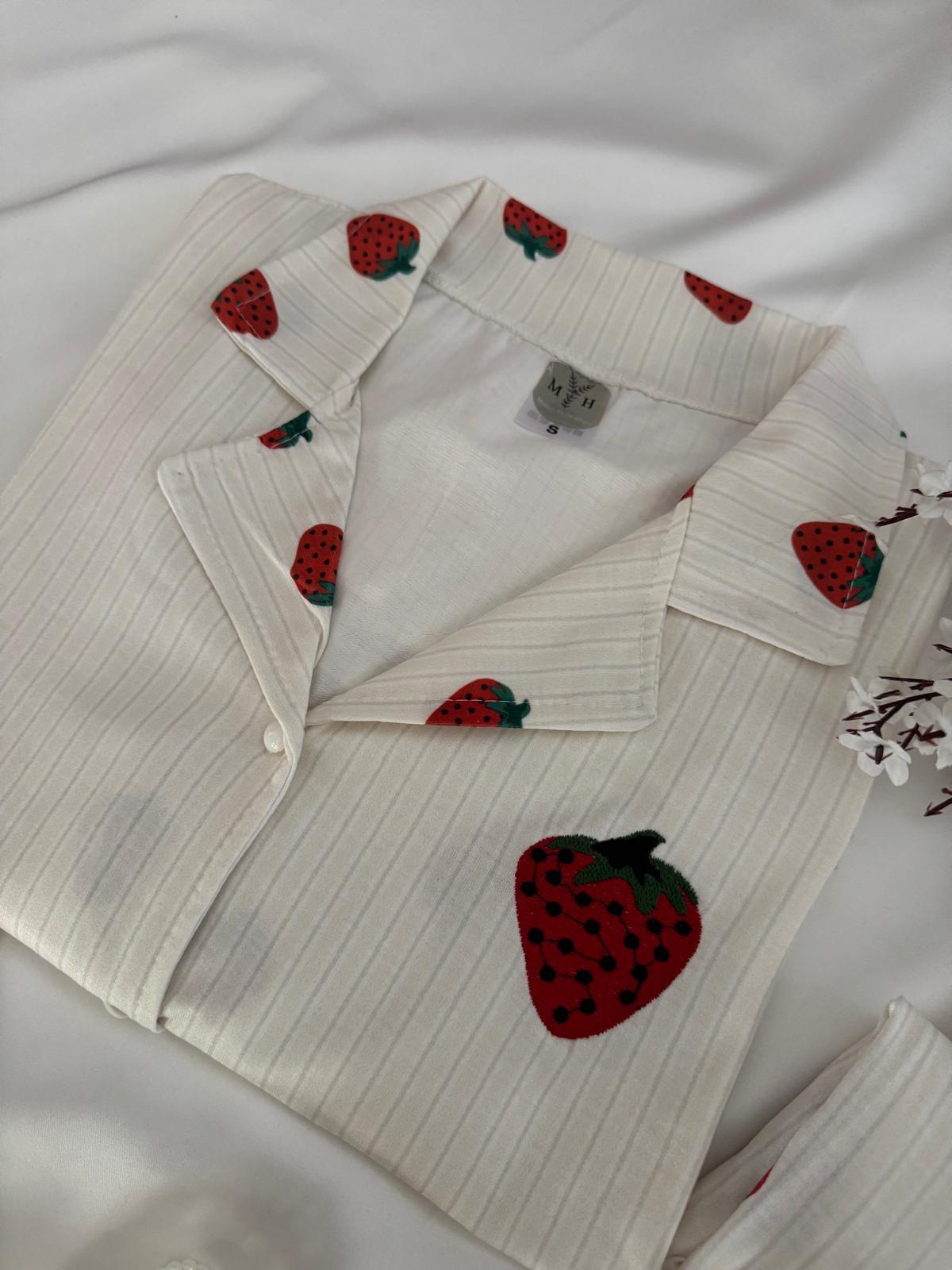 .Çilek Detaylı Yumuşacık Pijama Takımı