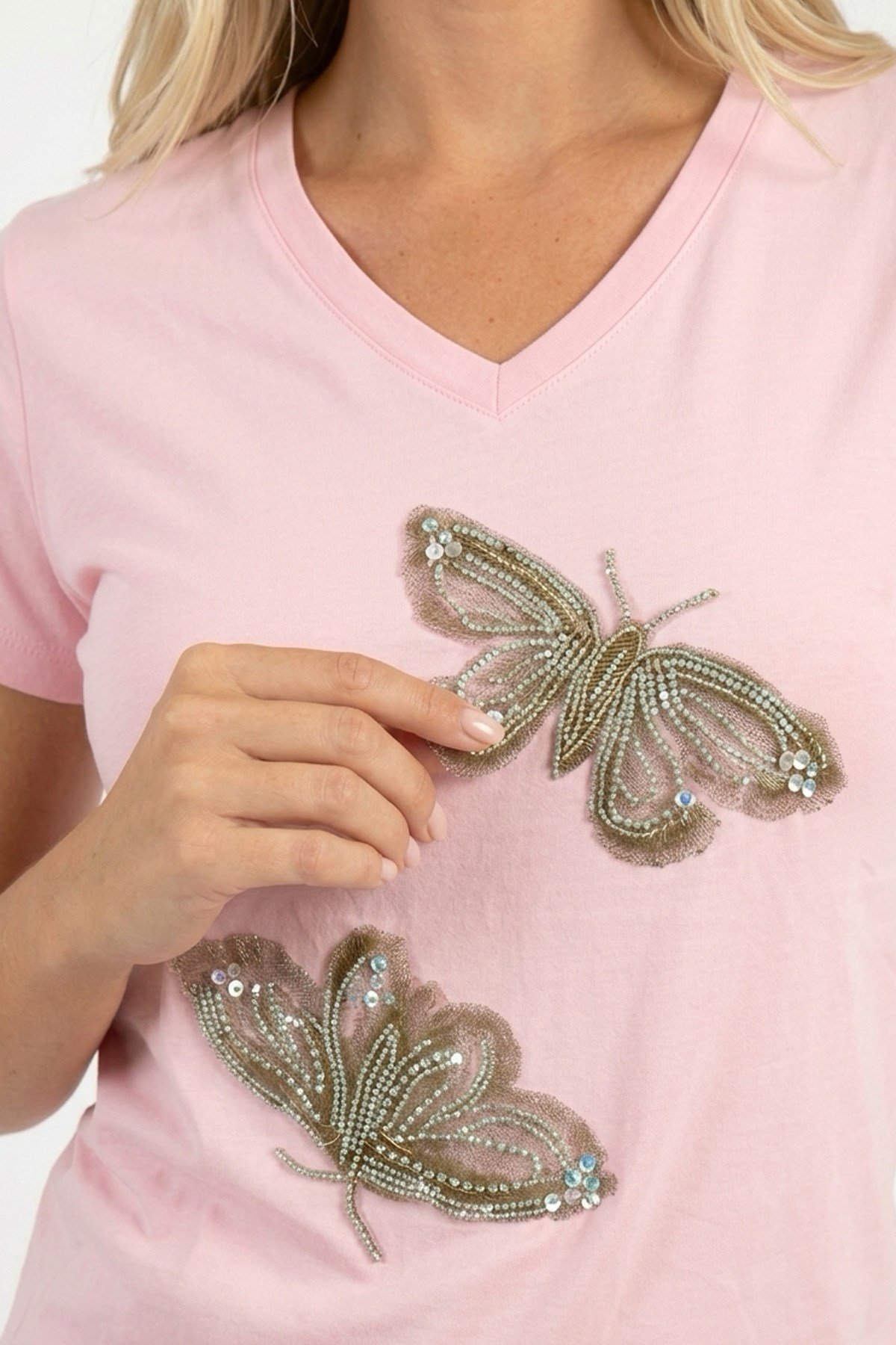 Butterfly Taş ve İnci İşlemeli V Yaka Pamuklu Kadın TişörtButterfly Pearl Taş ve İnci İşlemeli V Yaka %100 Pamuk Kadın TişörtTişörtİSTANGÜL BUTİK
