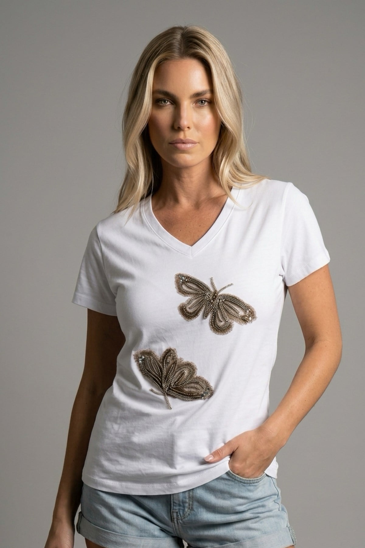 Butterfly Taş ve İnci İşlemeli V Yaka Pamuklu Kadın TişörtButterfly Pearl Taş ve İnci İşlemeli V Yaka %100 Pamuk Kadın TişörtTişörtİSTANGÜL BUTİK