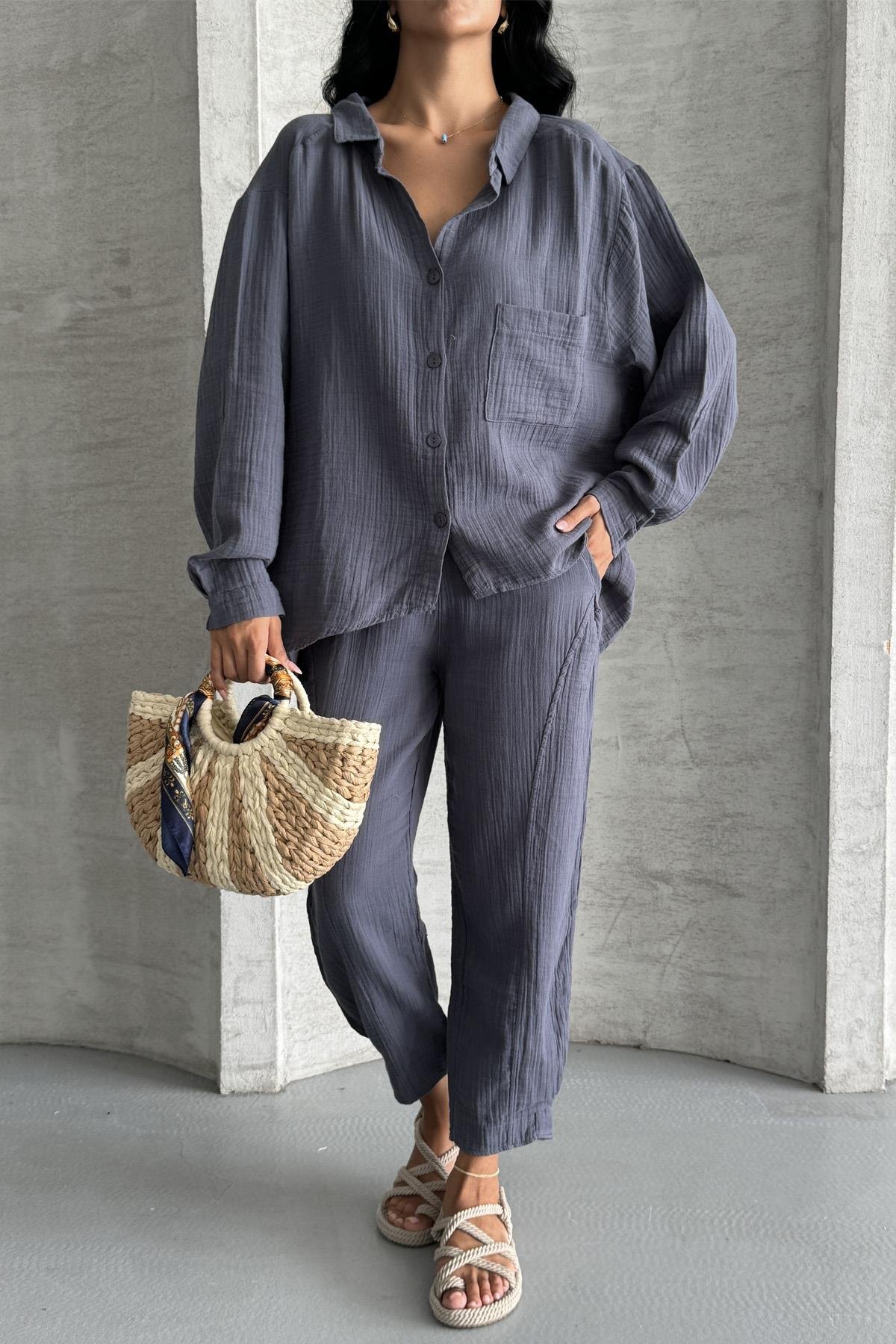Coastal Muse Müslin Kumaş Oversize İkili TakımCoastal Muse Müslin Oversize Takım – Rahat ŞıklıkTAKIMİSTANGÜL BUTİK