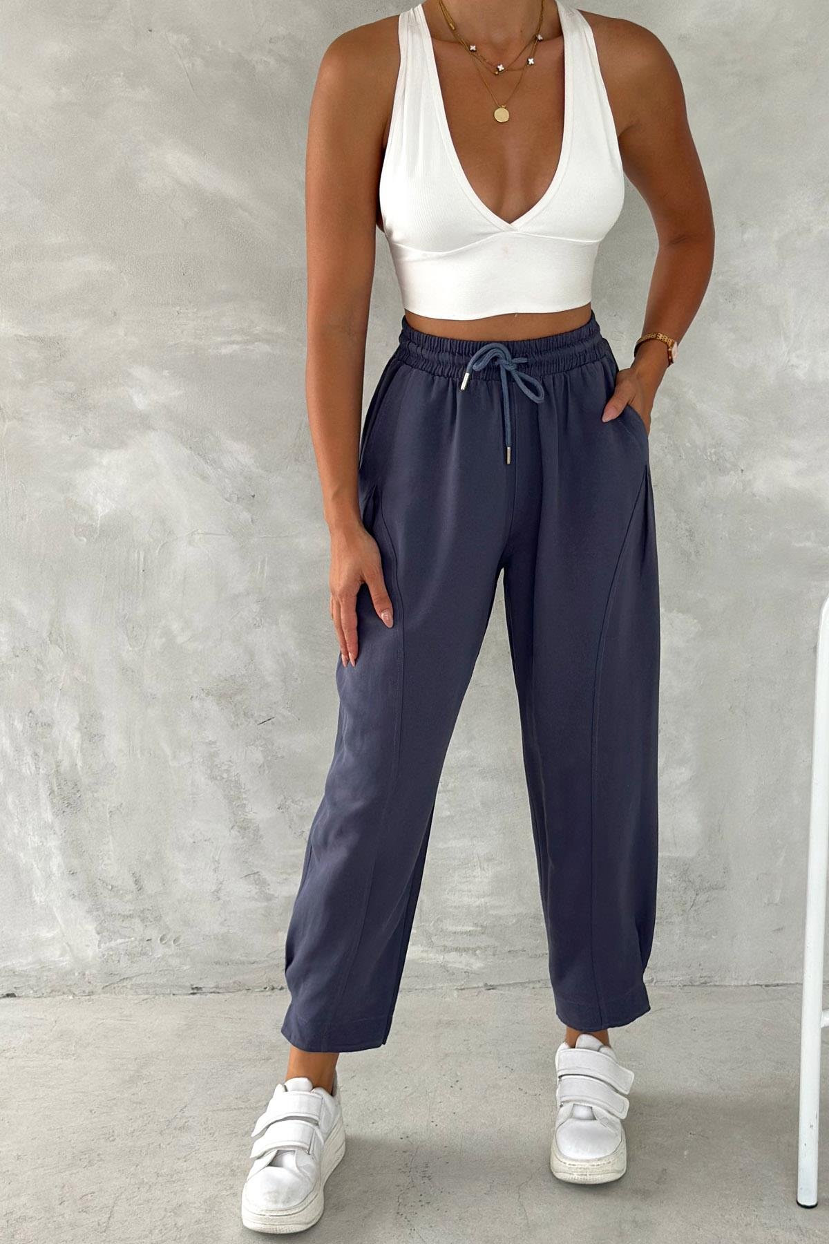 Paça ve Cep Detay Pamuklu Keten Rahat Pantolonİstangulbutik.com'da, paça ve cep detayıyla tasarlanmış pamuklu keten rahat pantolonu keşfedin! Şıklığı ve rahatlığı bir arada sunan bu pantolonla tarzınızı tamamlayın.PantolonİSTANGÜL BUTİK