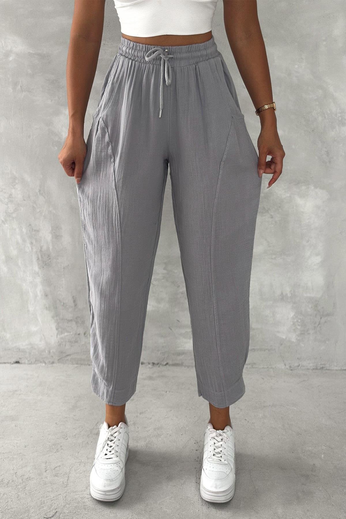 Pamuklu Müslin Kumaş Paça Pensli Balon Pantolonn İstangulbutik.com'da pamuklu müslin kumaştan üretilmiş paça pensli balon pantolonları bulabilirsin. Şıklığı ve rahatlığı bir arada sunan bu pantolonlarla tarzınızı tamamlayın!PantolonİSTANGÜL BUTİK