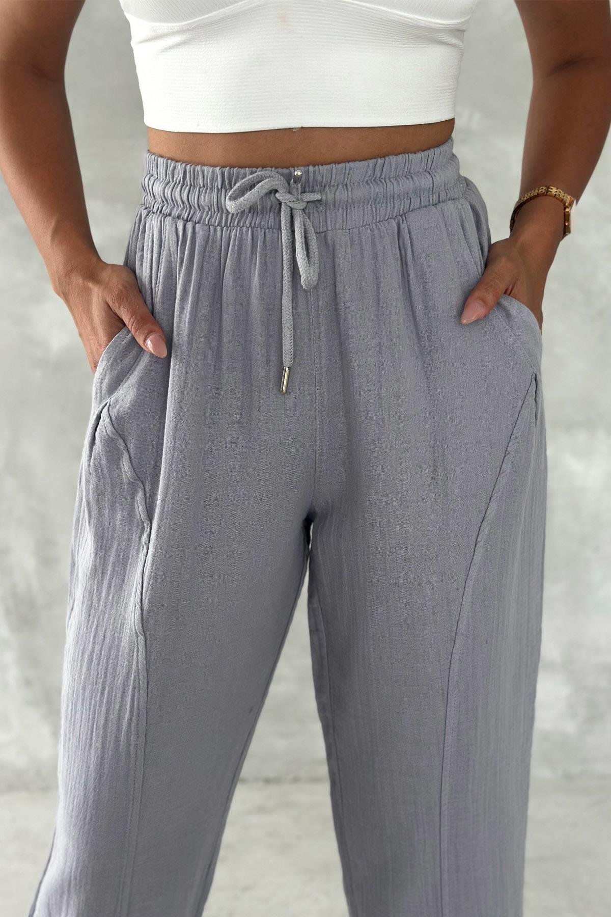Pamuklu Müslin Kumaş Paça Pensli Balon Pantolonn İstangulbutik.com'da pamuklu müslin kumaştan üretilmiş paça pensli balon pantolonları bulabilirsin. Şıklığı ve rahatlığı bir arada sunan bu pantolonlarla tarzınızı tamamlayın!PantolonİSTANGÜL BUTİK