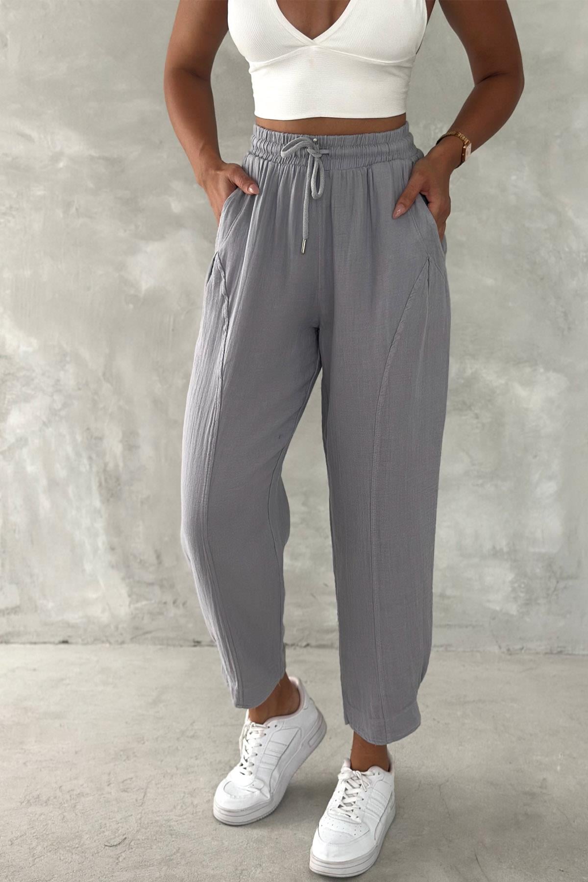 Pamuklu Müslin Kumaş Paça Pensli Balon Pantolonn İstangulbutik.com'da pamuklu müslin kumaştan üretilmiş paça pensli balon pantolonları bulabilirsin. Şıklığı ve rahatlığı bir arada sunan bu pantolonlarla tarzınızı tamamlayın!PantolonİSTANGÜL BUTİK
