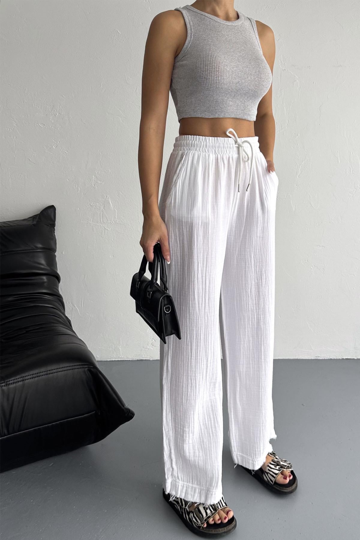 Pamuklu Müslin Kumaş Paça Püskül Bol Paça Pantolonİstangulbutik.com'da şık ve rahat pamuklu müslin kumaştan üretilmiş paça püsküllü bol paça pantolonları keşfedin. Tarzınızı yansıtan en yeni trendleri yakalayın!PantolonİSTANGÜL BUTİK